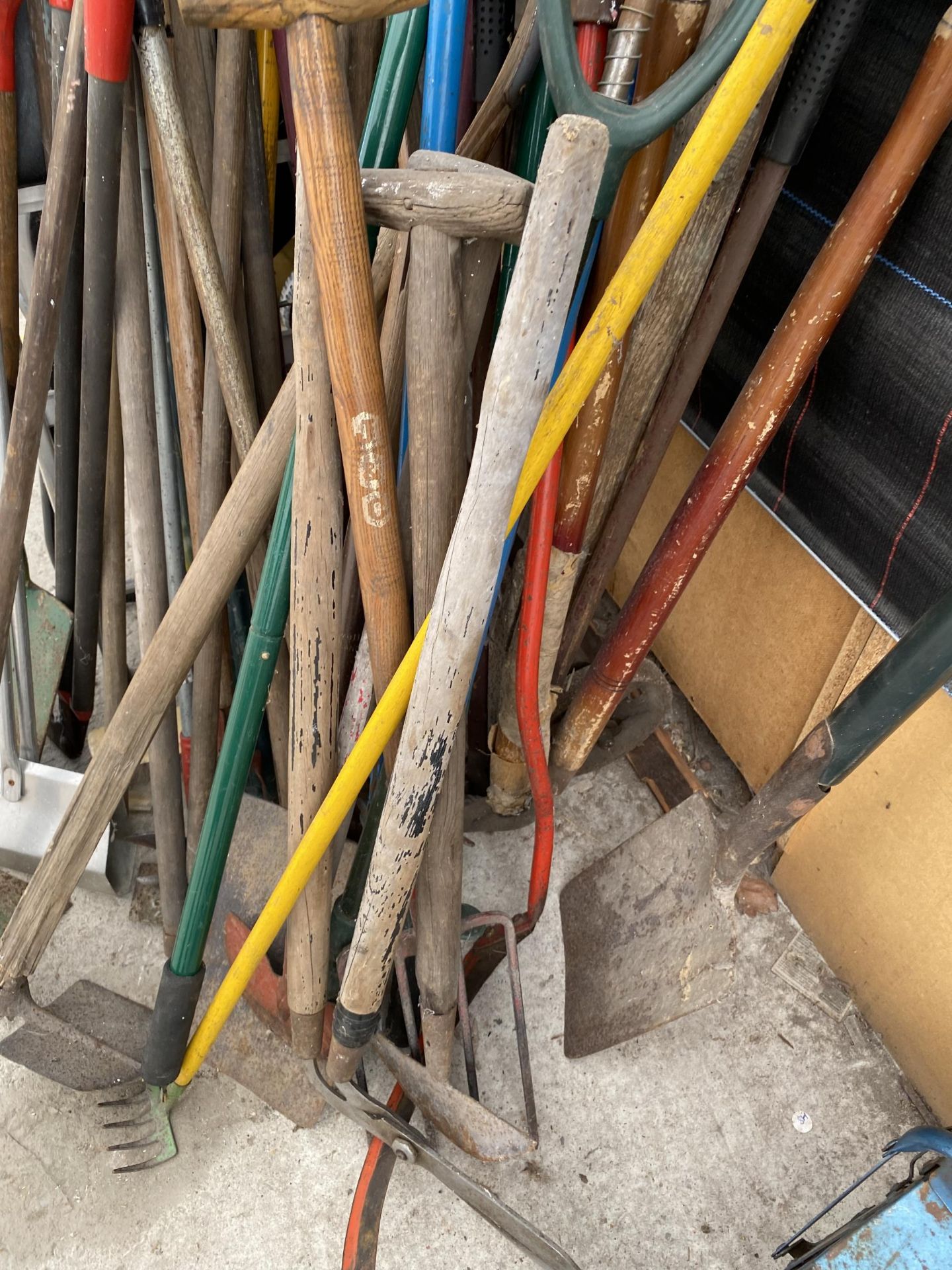 A LARGE QUANTITY OF GARDEN TOOLS TO INCLUDE A BLACK AND DECKER SHREDDER, RAKES, SPADES AND A VINTAGE - Image 5 of 5