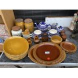 AN ASSORTMENT OF CERAMIC ITEMS TO INCLUDE 'HORNSEA HIERLOOM' CRUET SET, HORNSEA PLATES AND A