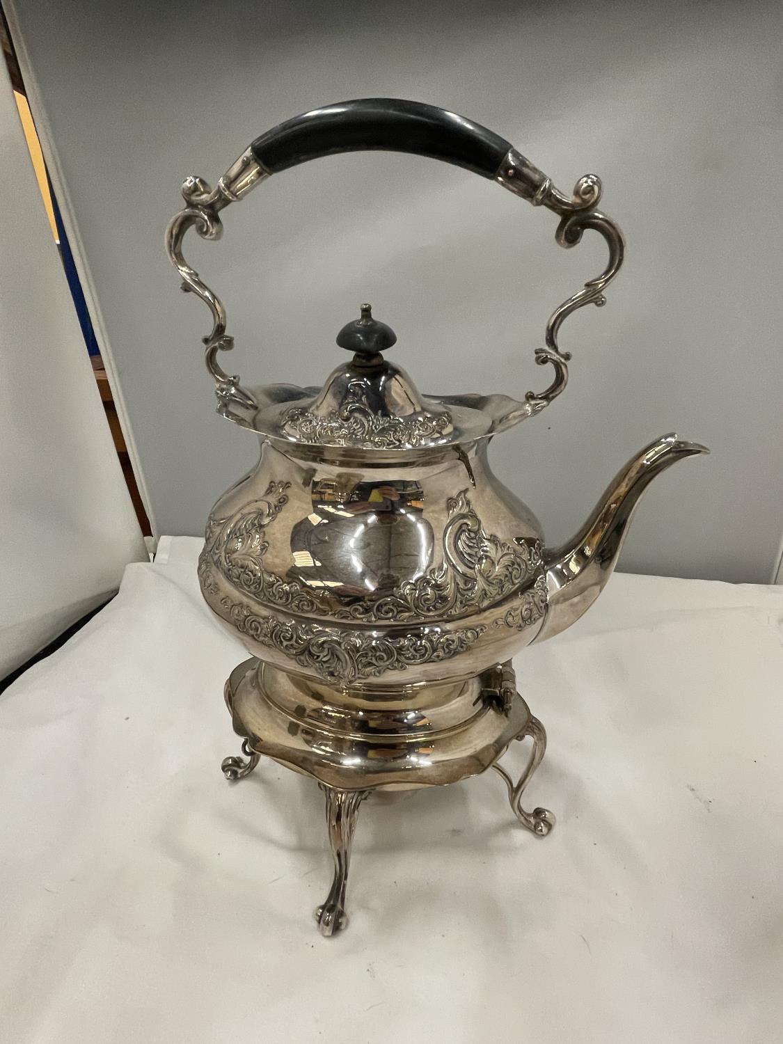 THREE SILVER PLATED ITEMS TO INCLUDE A SPIRIT KETTLE, COFFEE POT AND A SUGAR SIFTER - Image 2 of 10