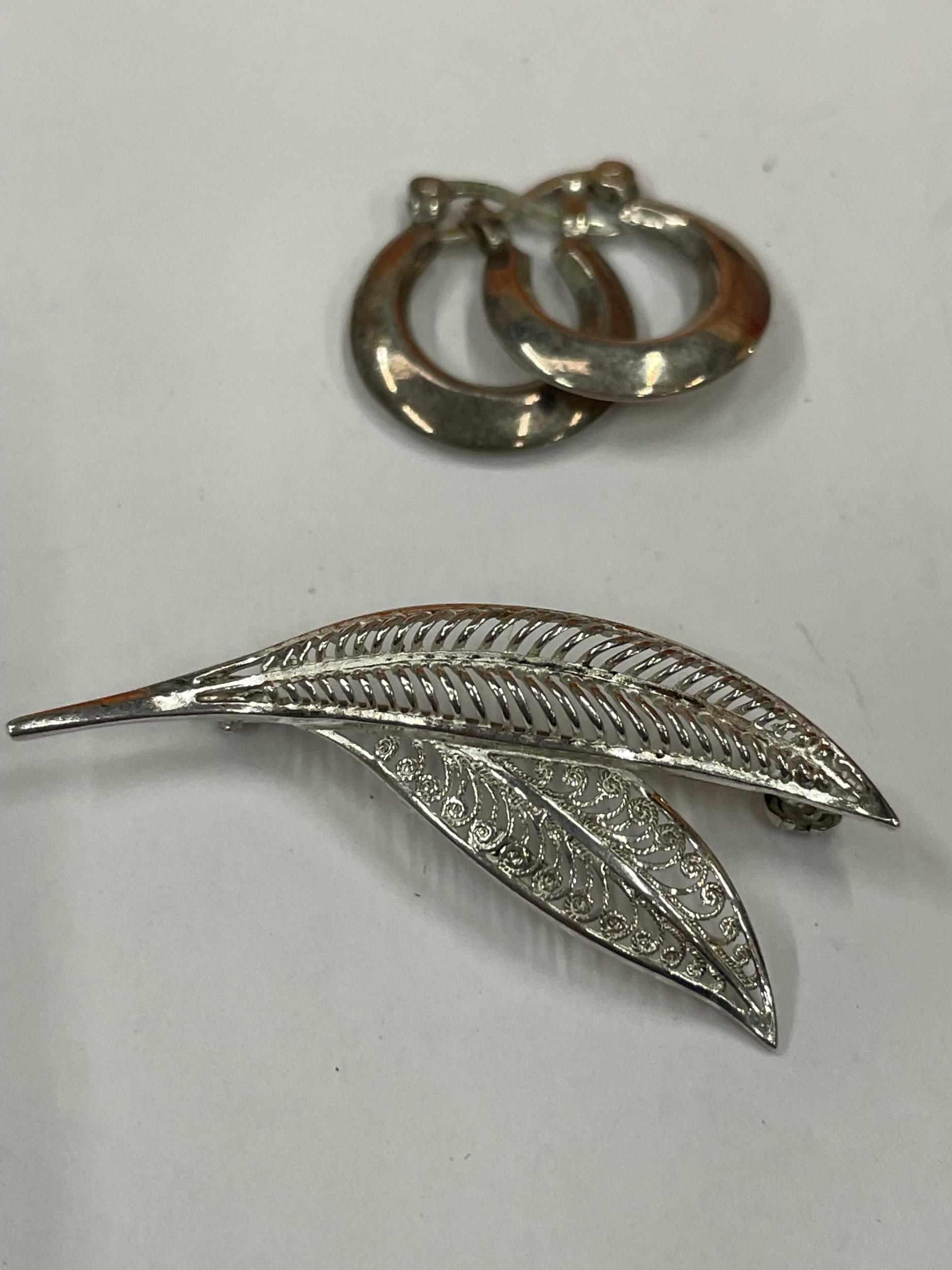 A QUANTITY OF SILVER ITEMS TO INCLUDE A PAIR OF EARRINGS, A BROOCH AND FOUR RINGS - Image 7 of 7