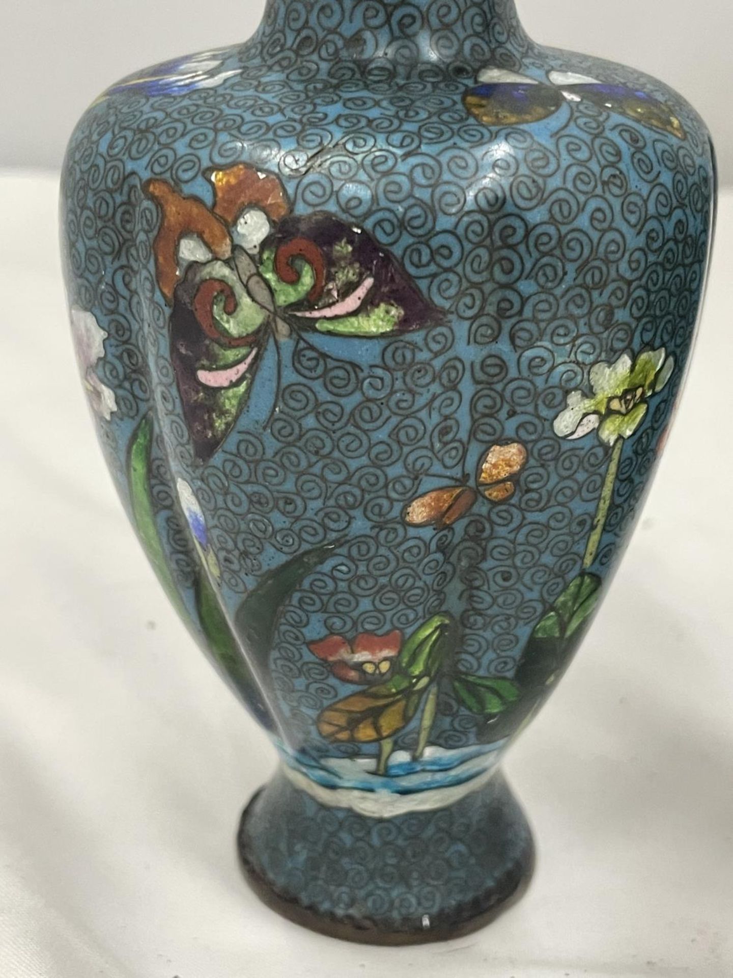 A PAIR OF CLOISONNE VASES WITH FLOWER AND BUTTERFLY DECORATION MARKED A/C 75 HEIGHT 15.5CM - Image 2 of 5