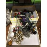 A QAUNTITY OF COSTUME JEWELLERY TO INCLUDE BEADS, BANGLES, NECKLACES, BROOCHES, ETC