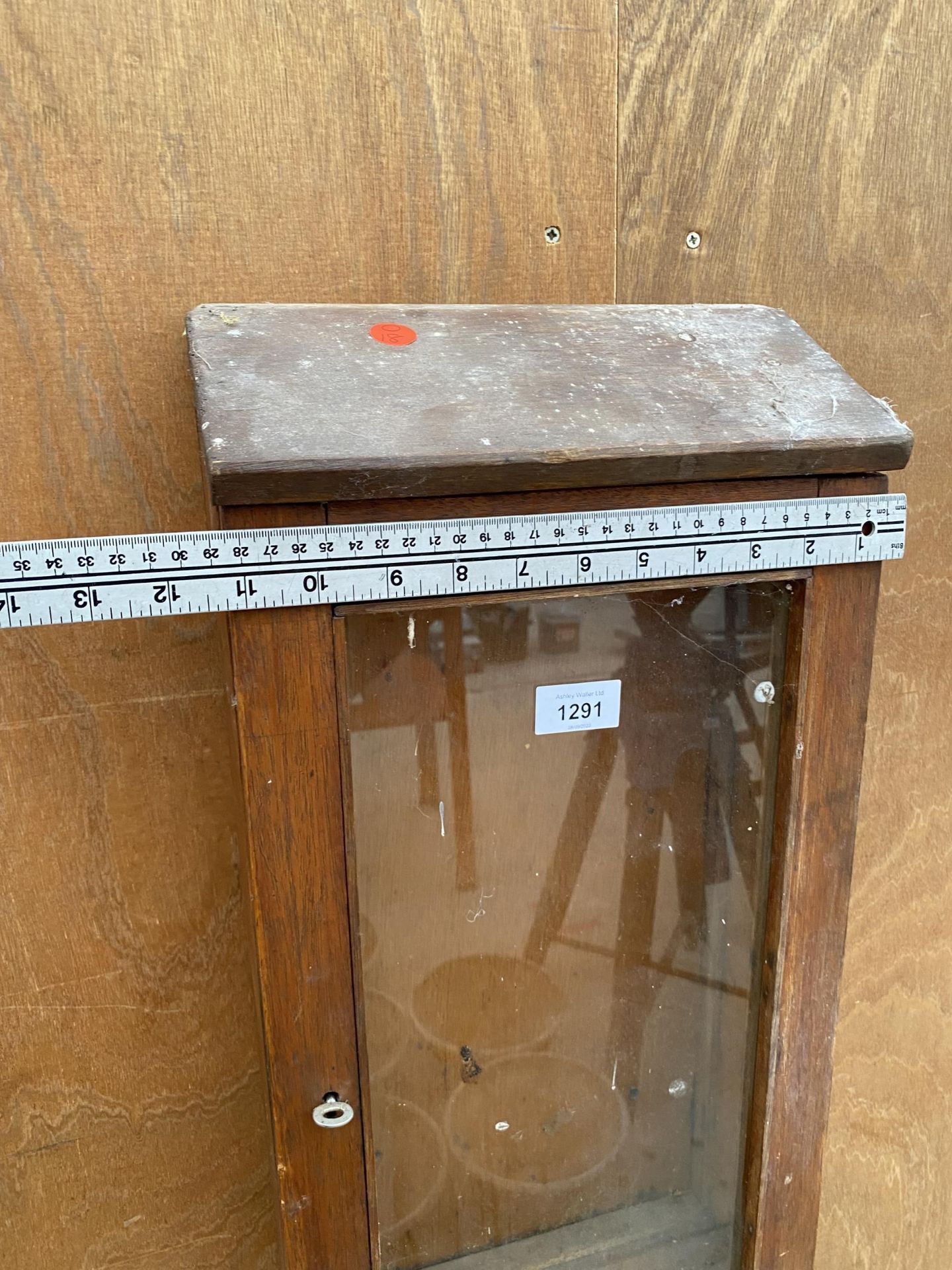 A VINTAGE WOODEN AND GLAZED WALL DISPLAY CABINET - Image 3 of 3