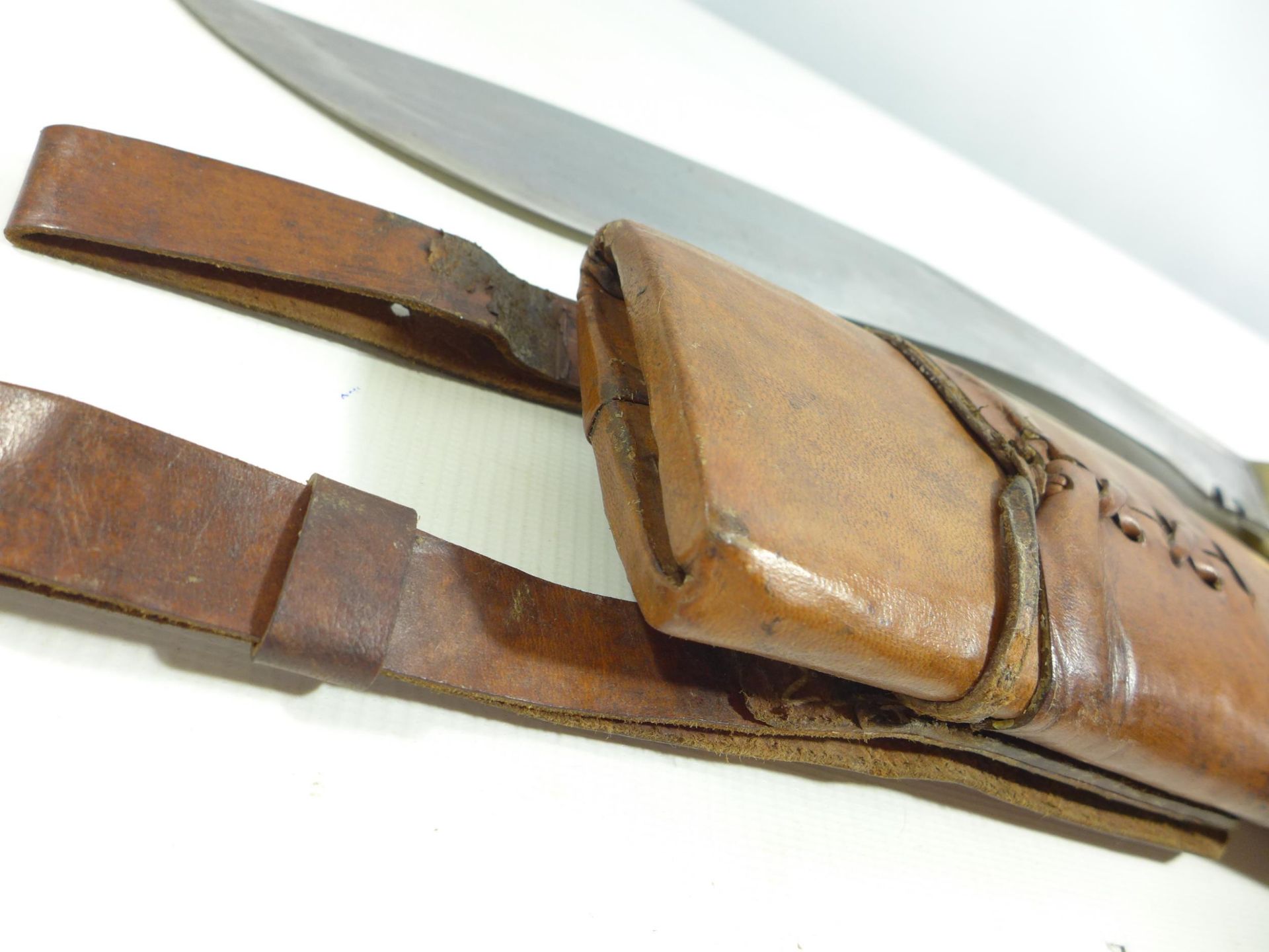 A LARGE KUKRI KNIFE AND SCABBARD, 33CM BLADE STAMPED WITH MILITARY BROAD ARROW AND DATE 1917 - Image 3 of 5