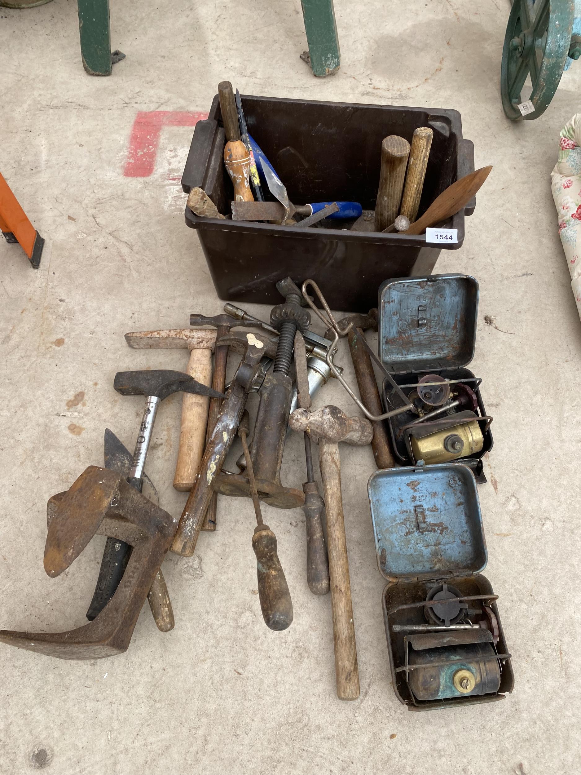 AN ASSORTMENT OF TOOLS TO INCLUDE A COBBLERS LAST, HAMMERS AND CHISELS ETC