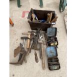 AN ASSORTMENT OF TOOLS TO INCLUDE A COBBLERS LAST, HAMMERS AND CHISELS ETC