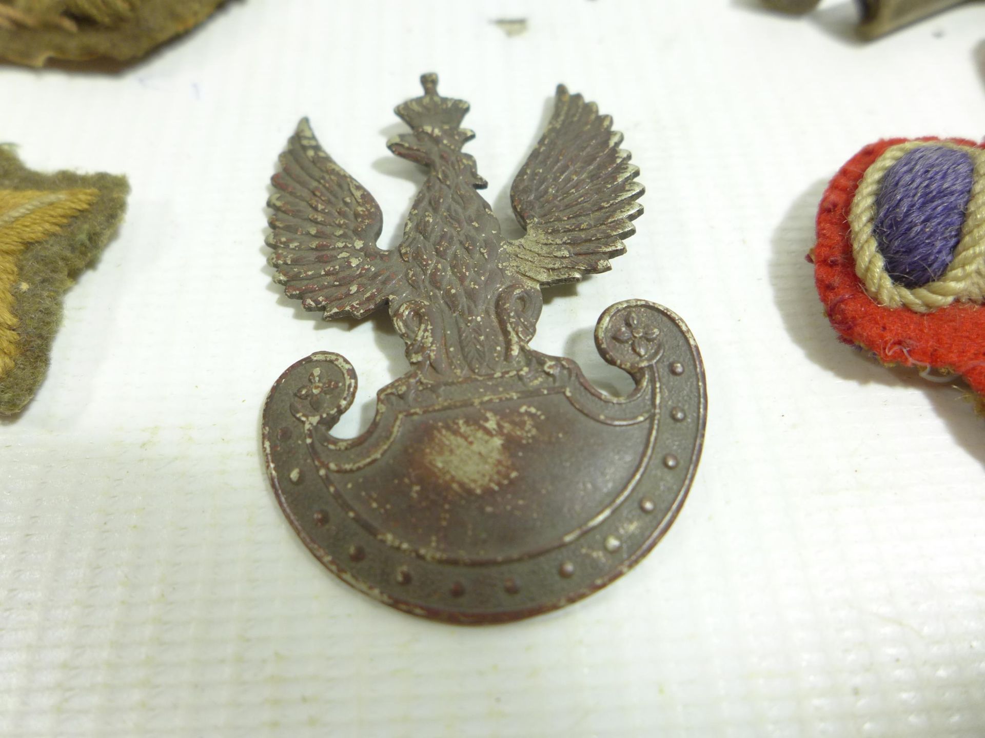 A BOER WAR PERIOD BOX CONTAINING NUMEROUS WORLD WAR I AND WORLD WAR II BADGES TO INCLUDE POLISH ARMY - Image 4 of 8