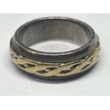 A SILVER AND GOLD PLATED BAND RING SIZE R IN A PRESENTATION BOX