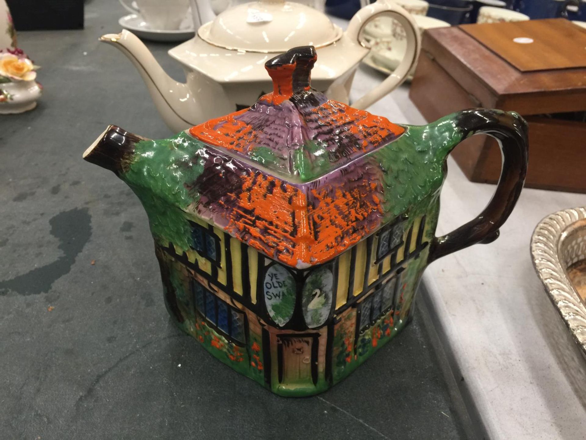 FOUR COLLECTABLE TEAPOTS TO INCLUDE SADLER STRAWBERRY, SADLER HEXAGON SHAPE, ETC - Image 3 of 6