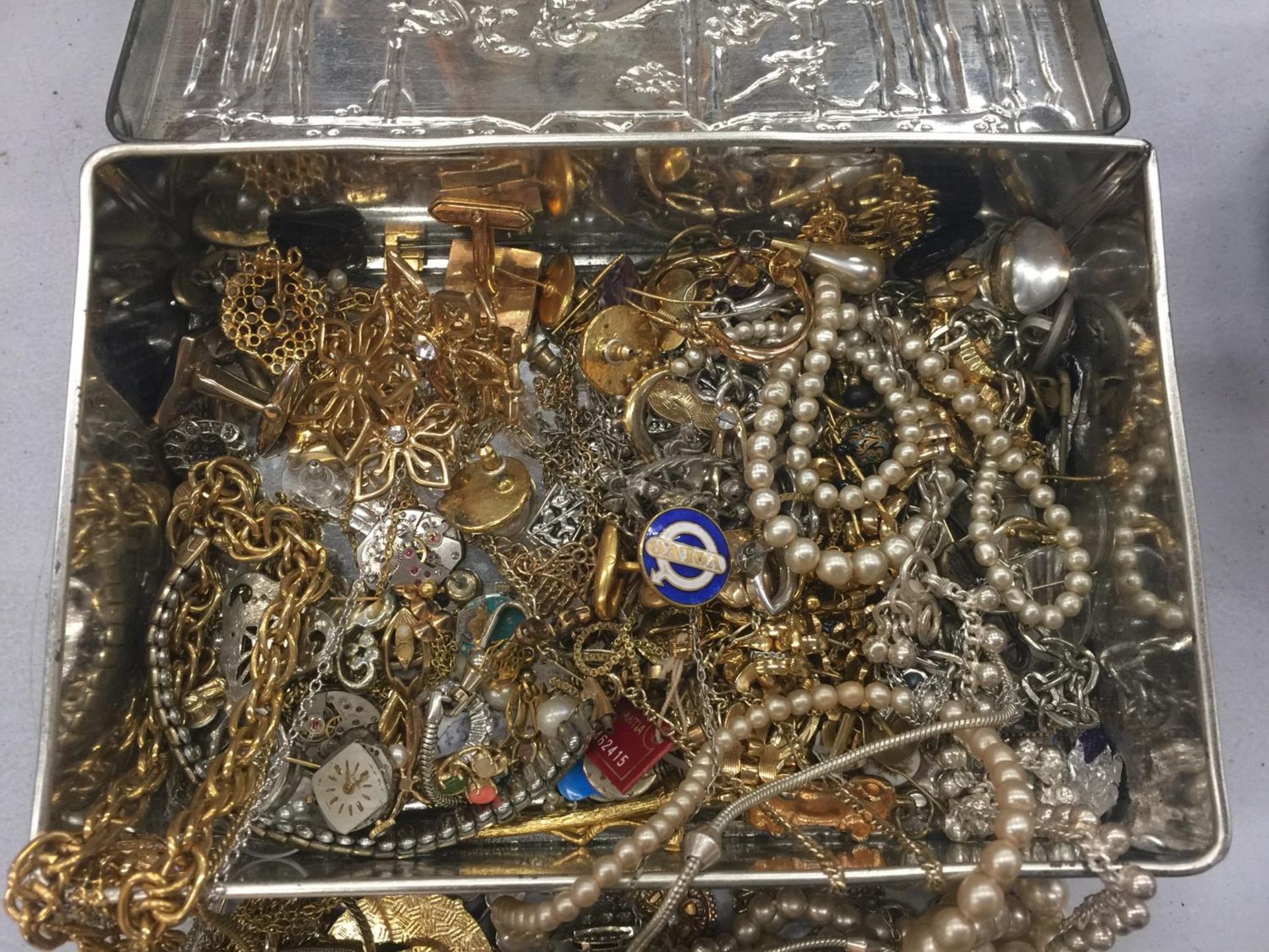 A VINTAGE RILEY'S TOFFEE BOX CONTAINING A QUANTITY OF COSTUME JEWELLERY TO INCLUDE BANGLES, - Image 3 of 7