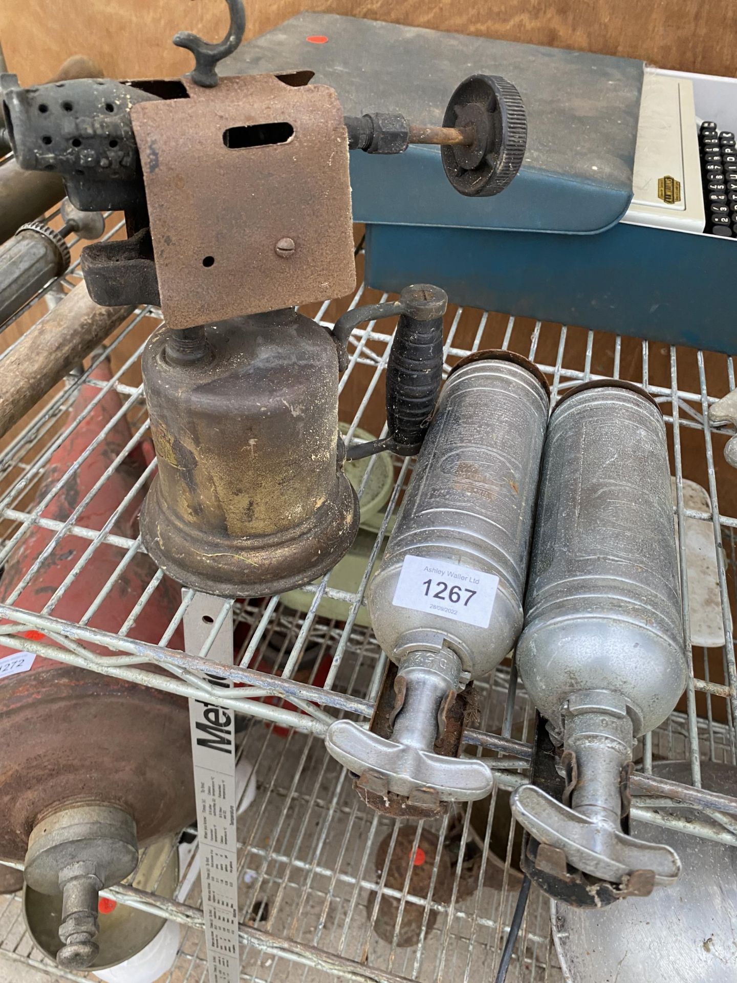 TWO VINTAGE 'JUNIOR PYRENE' FIRE EXTINGUISHERS AND AN 'OTTO BERNZ' BLOW TORCH