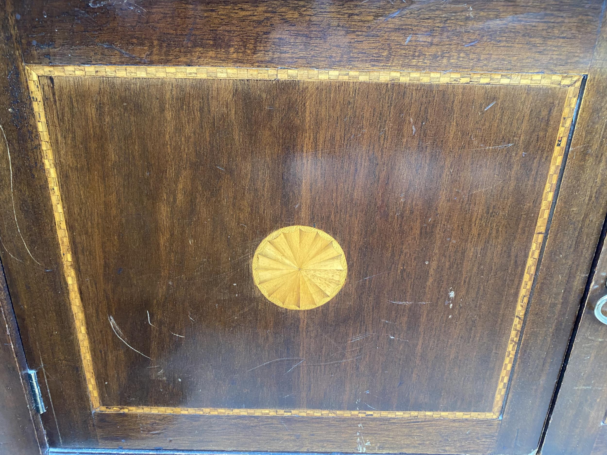 AN EDWARDIAN MAHOGANY SIDE CABINET WITH TWO INLAID DOORS 36" WIDE - Image 6 of 6