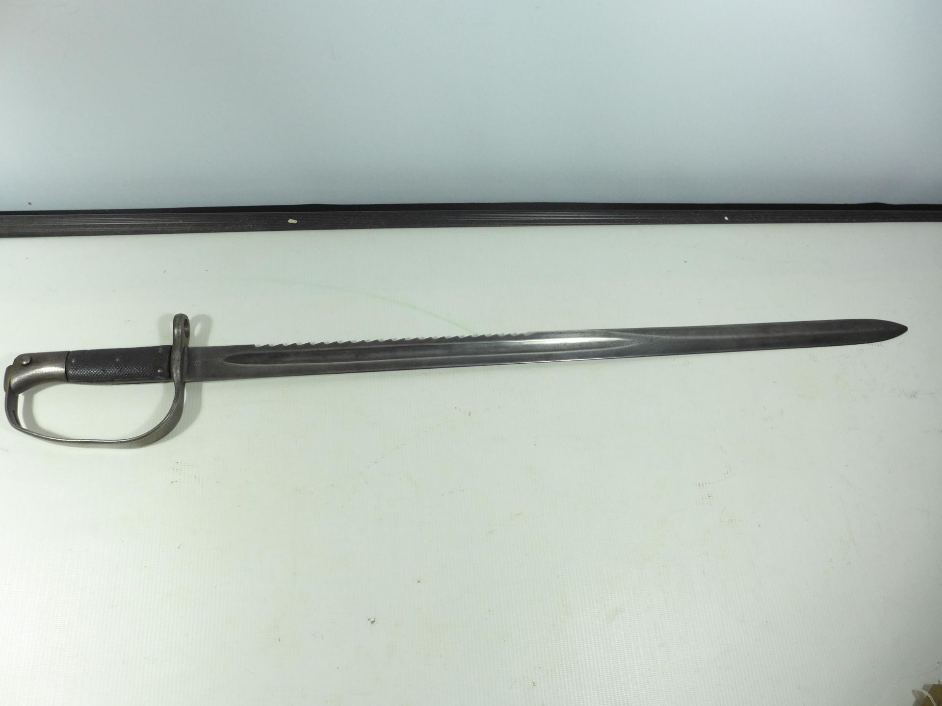 A LATE 19TH/EARLY 20TH CENTURY SAWBACK BAYONET FOR A MARTINI HENRY CARBINE, 65CM BLADE