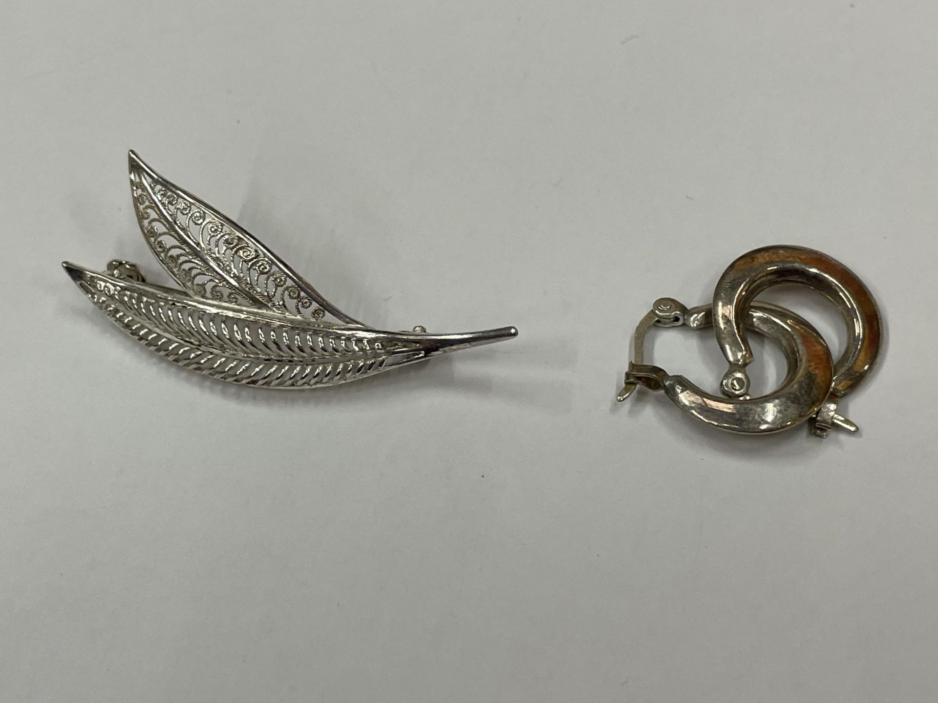 A QUANTITY OF SILVER ITEMS TO INCLUDE A PAIR OF EARRINGS, A BROOCH AND FOUR RINGS - Image 3 of 7