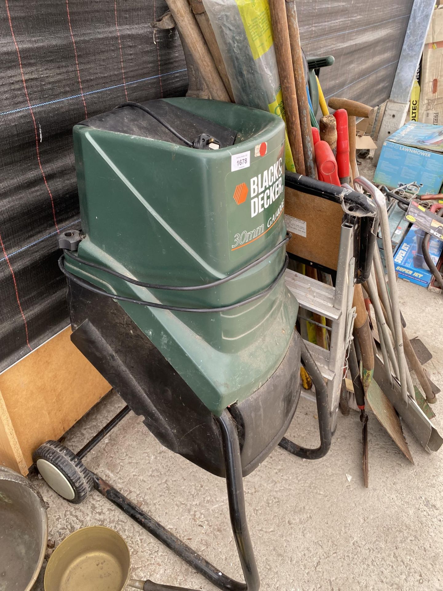 A LARGE QUANTITY OF GARDEN TOOLS TO INCLUDE A BLACK AND DECKER SHREDDER, RAKES, SPADES AND A VINTAGE - Image 2 of 5