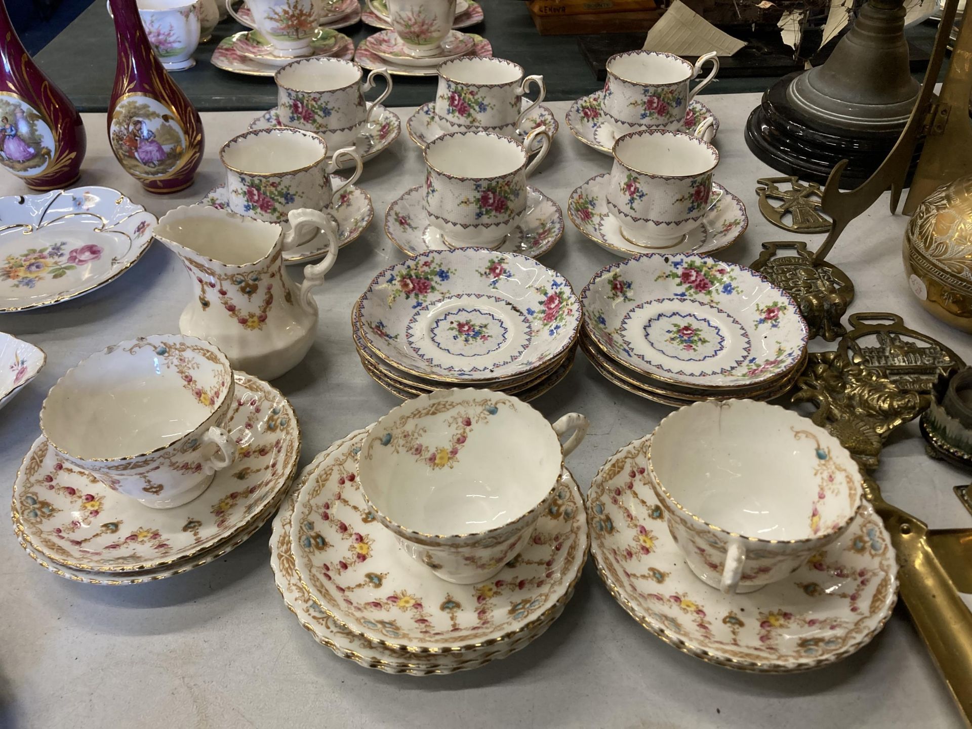 A QUANTITY OF CHINA CUPS, SAUCERS, ETC TO INCLUDE ROYAL ALBERT 'PETIT POINT'