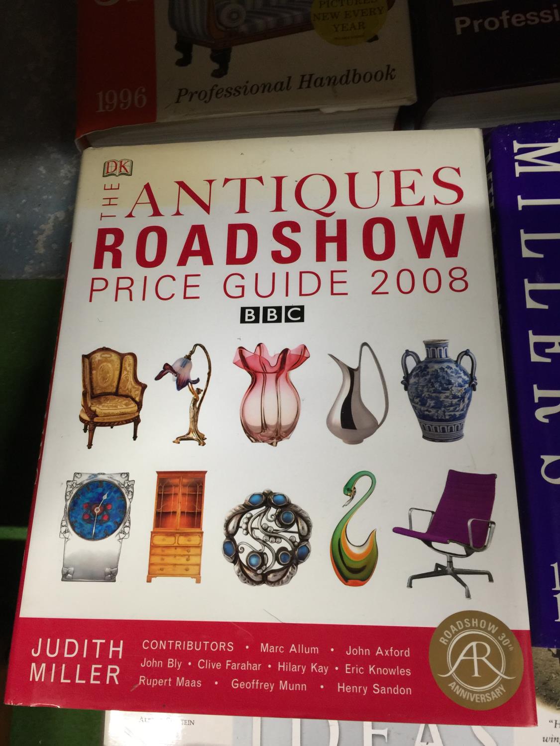 A QUANTITY OF COLLECTOR'S BOOKS TO INCLUDE MILLER'S ANTIQUE'S PRICE GUIDE, ANTIQUES ROADSHOW PRICE - Image 2 of 5