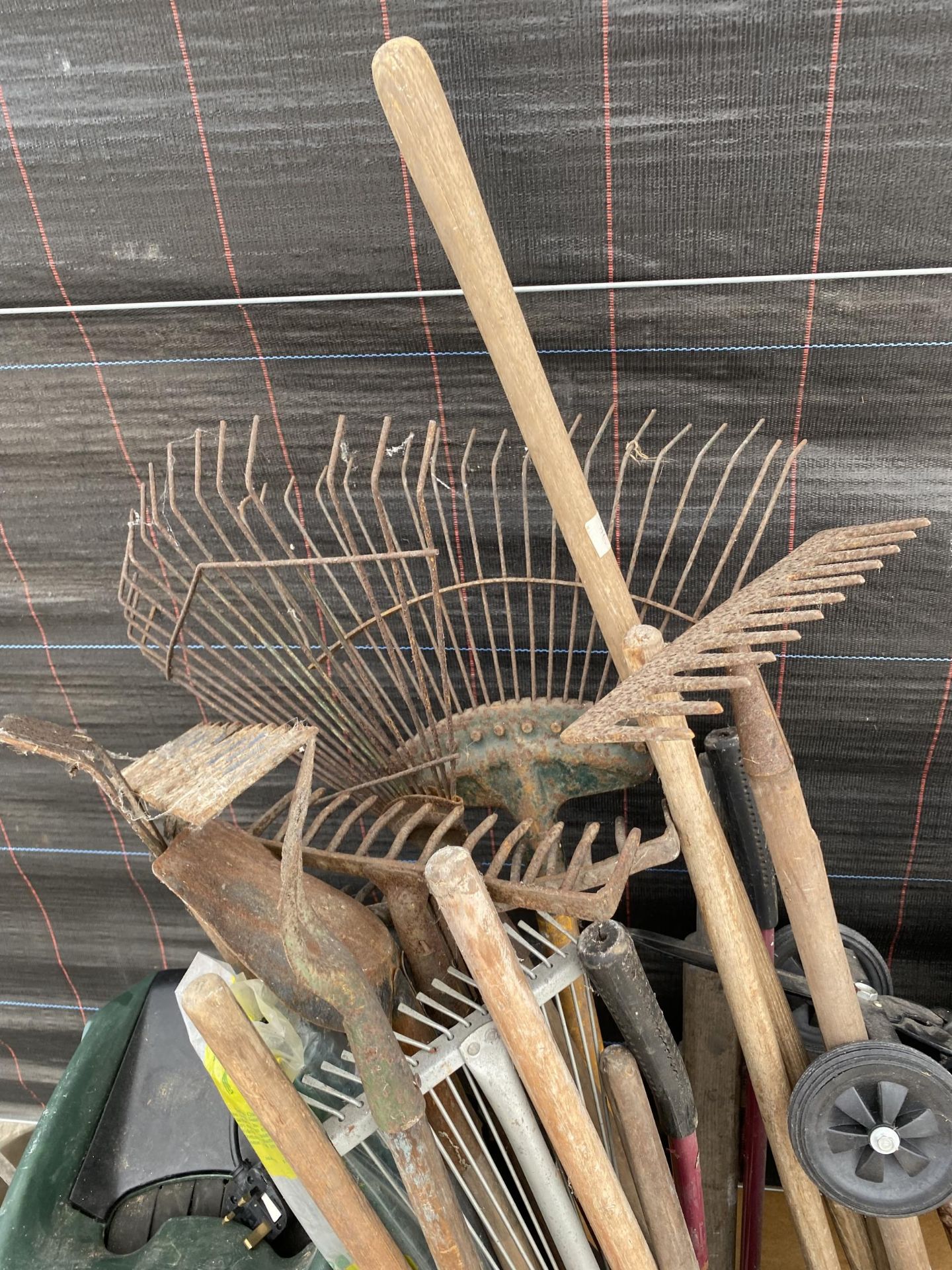 A LARGE QUANTITY OF GARDEN TOOLS TO INCLUDE A BLACK AND DECKER SHREDDER, RAKES, SPADES AND A VINTAGE - Image 4 of 5