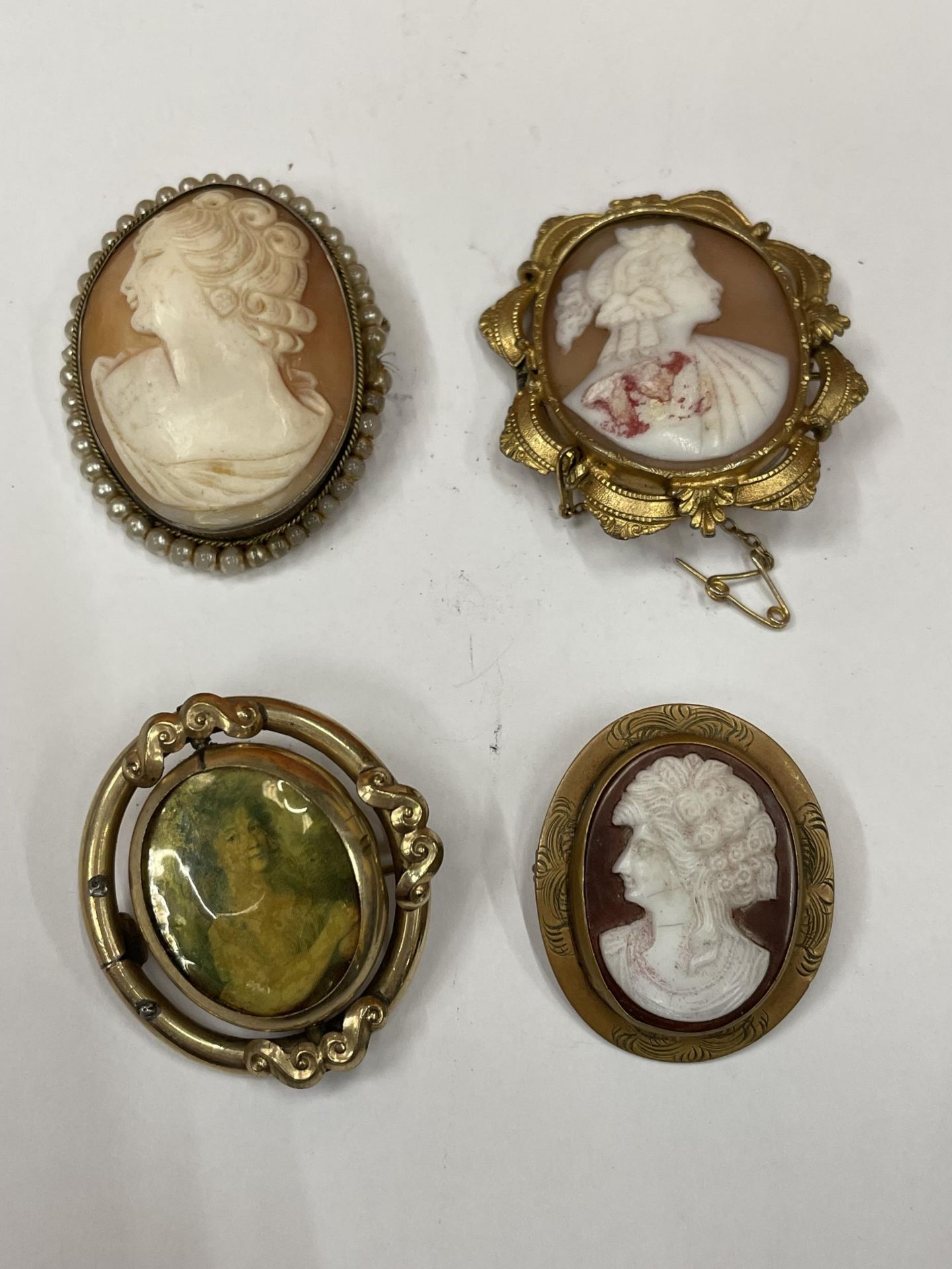 FOUR BROOCHES TO INCLUDE CAMEOS