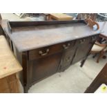 AN EARLY 20TH CENTURY OAK SIDEBOARD, 60" WIDE WITH GALLERY BACK ENCLOSING TWO DRAWERS, TWO CUPBOARDS