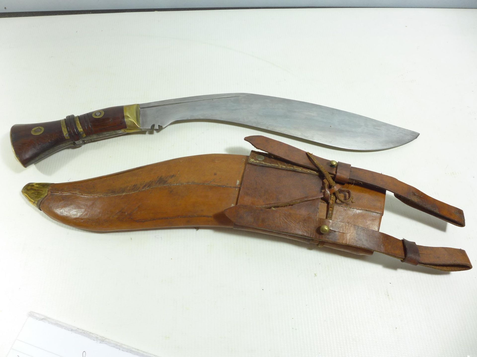 A LARGE KUKRI KNIFE AND SCABBARD, 33CM BLADE STAMPED WITH MILITARY BROAD ARROW AND DATE 1917 - Image 4 of 5