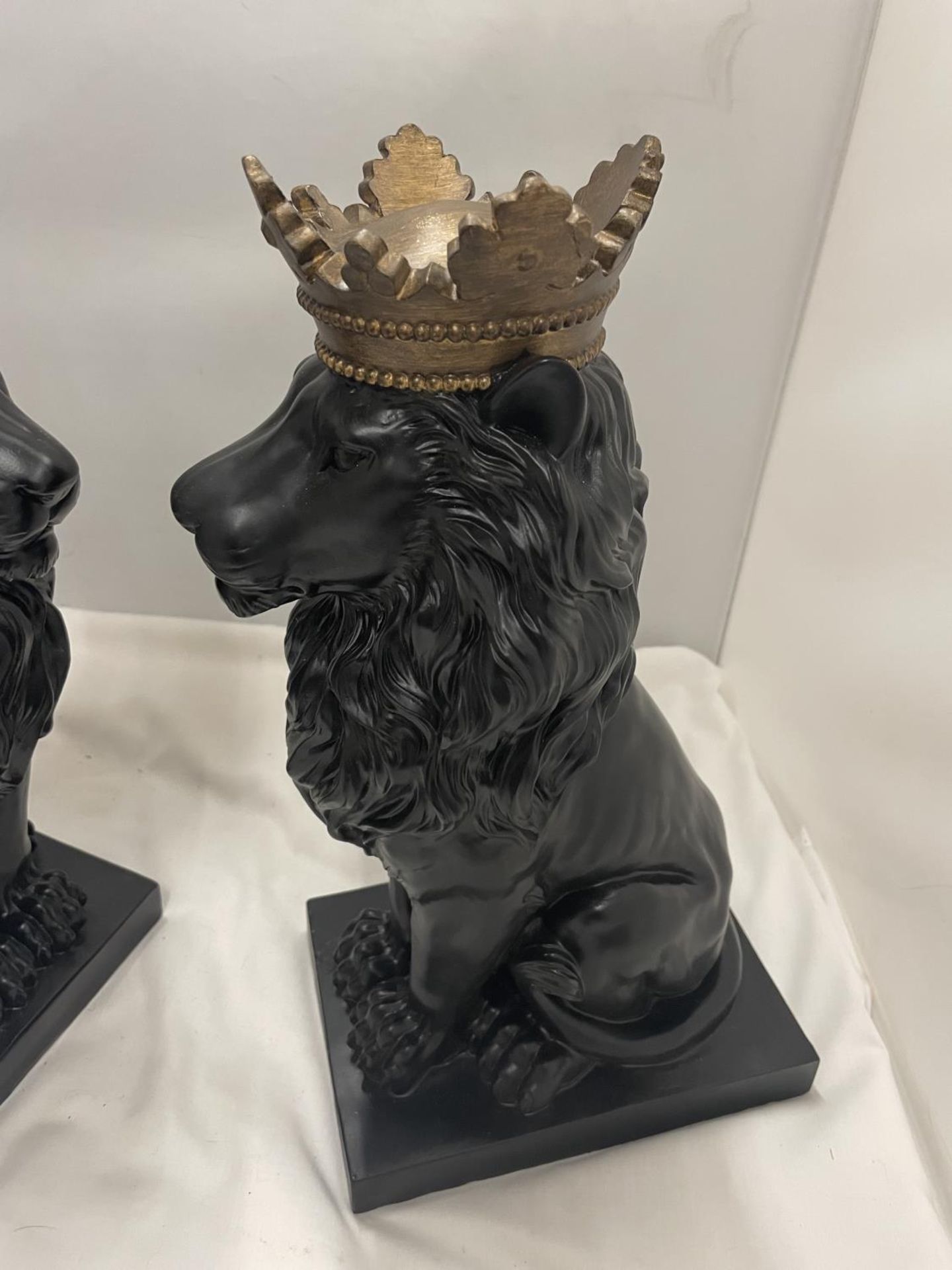 A LARGE PAIR OF DECORATIVE BLACK LIONS WITH GOLD CROWNS HEIGHT 36CM - Image 4 of 5