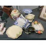 A MIXED LOT TO INCLUDE A GLASS DECANTER AND JELLY MOULD, VINTAGE CERAMIC CHEESE DOME, PLATES, LIDDED