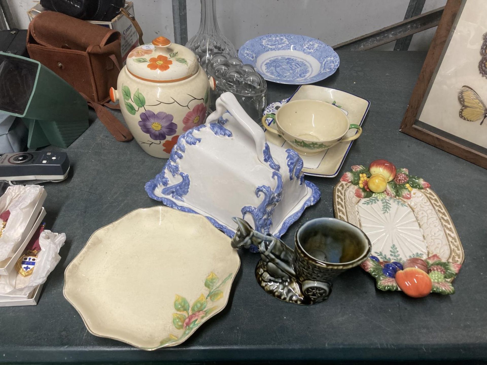 A MIXED LOT TO INCLUDE A GLASS DECANTER AND JELLY MOULD, VINTAGE CERAMIC CHEESE DOME, PLATES, LIDDED
