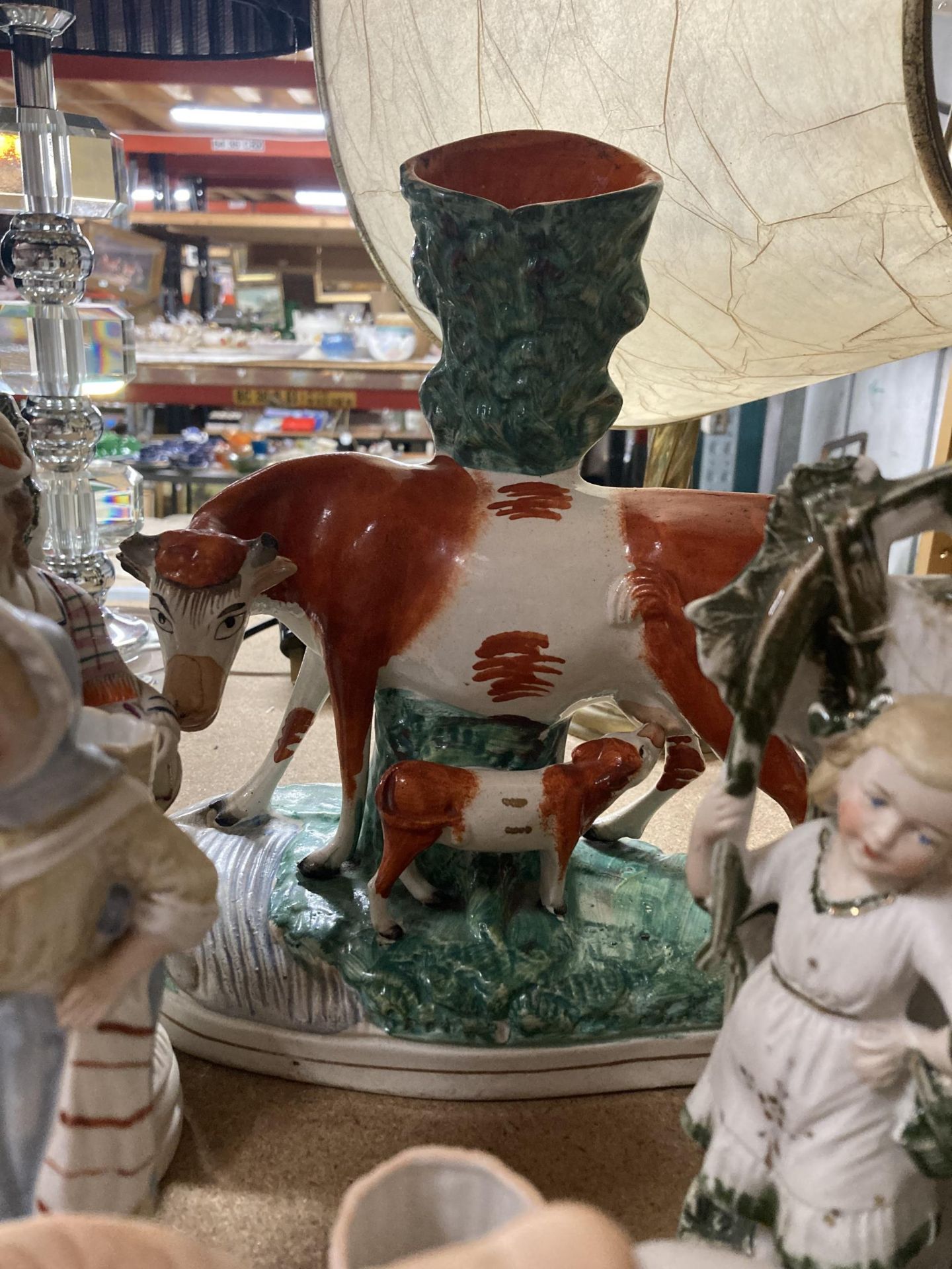 A QUANTITY OF VINTAGE CERAMICS TO INCLUDE STAFFORDSHIRE FIGURES, COW CREAMERS, CONTINENTAL - Image 3 of 4