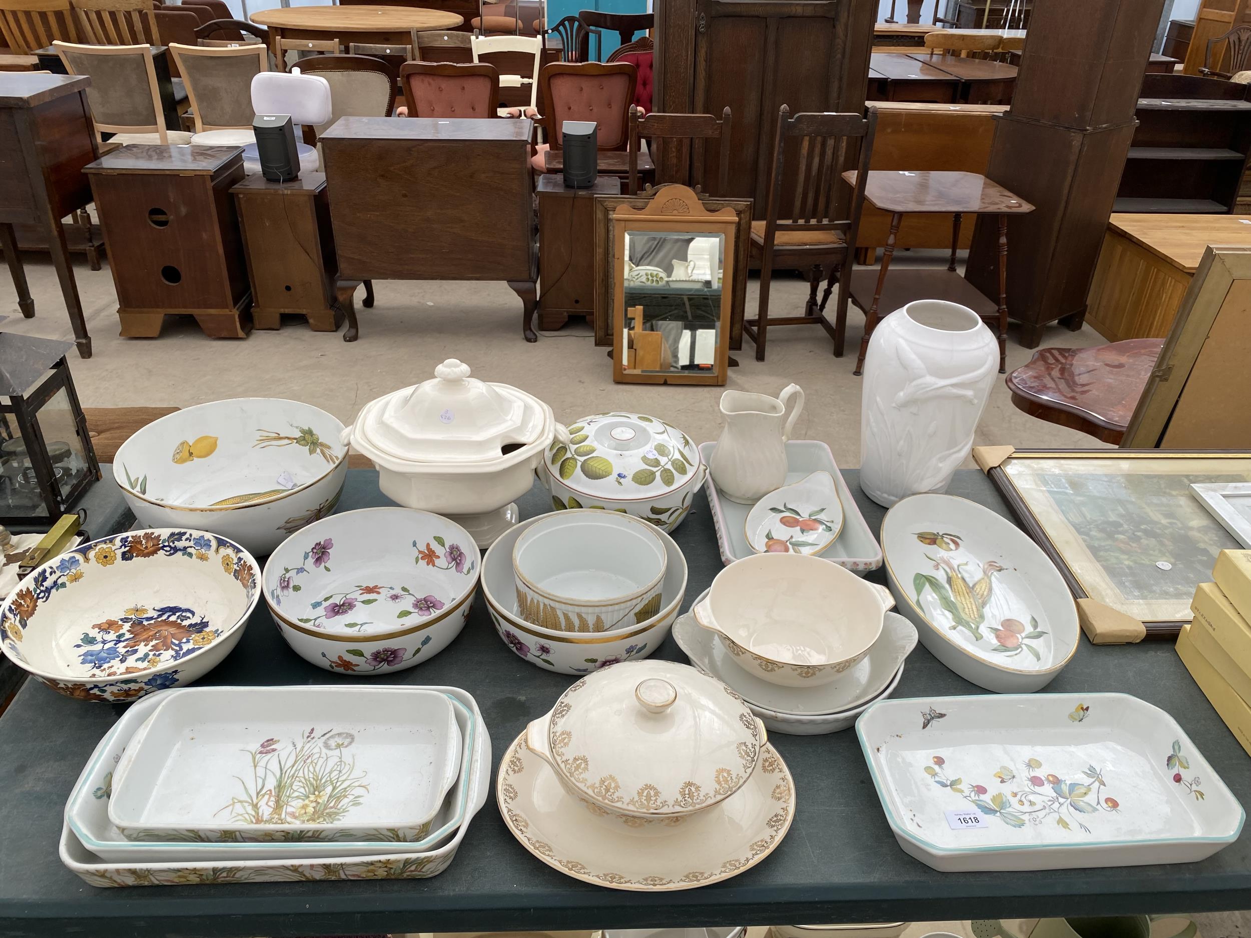 A LARGE ASSORTMENT OF CERAMIC ITEMS TO INCLUDE ROYAL WORCESTER DISHES AND TUREENS ETC