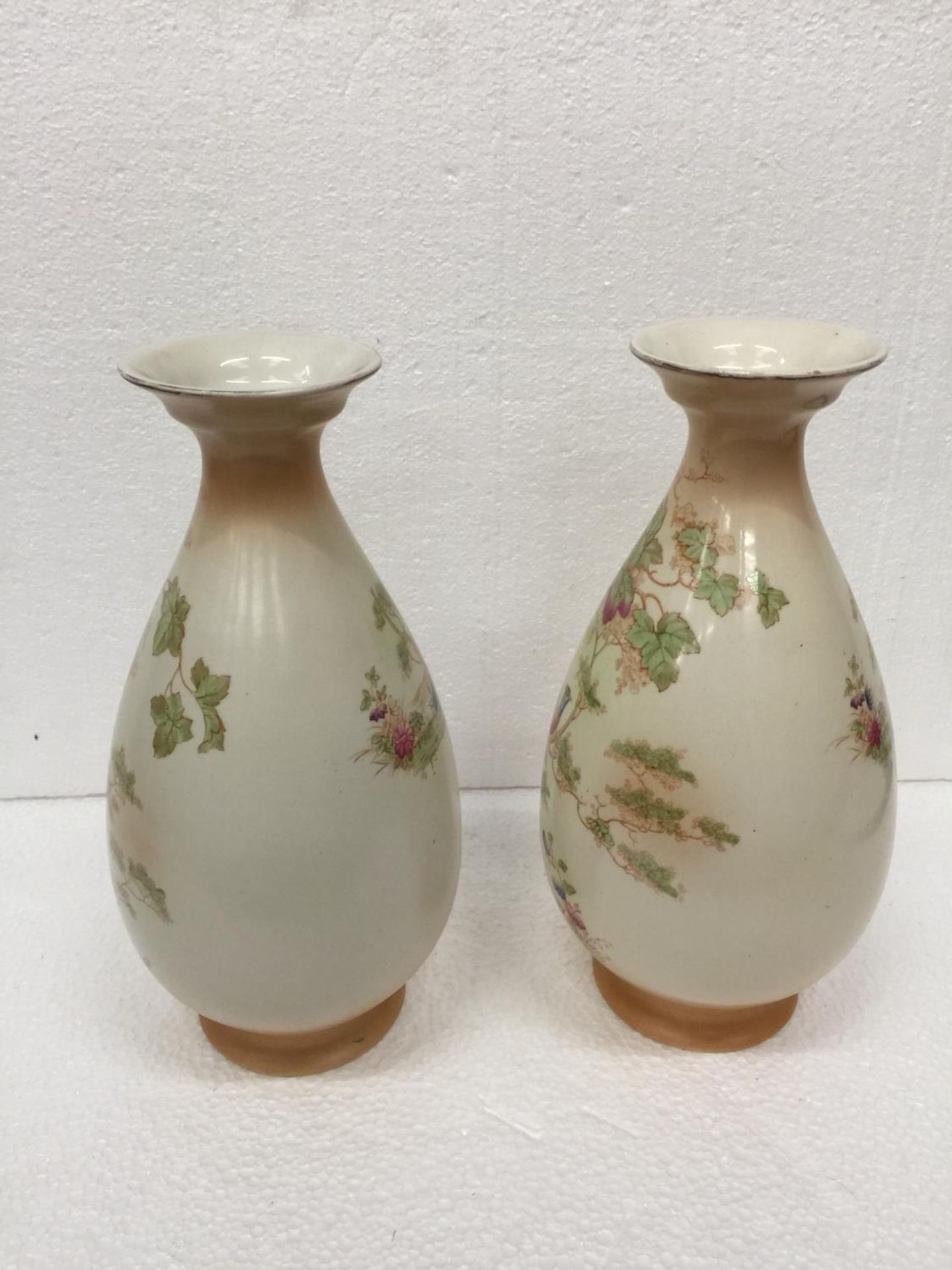 A PAIR OF VINTAGE CROWN DUCAL BLUSHWARE VASES WITH PHEASANT DESIGN - Image 4 of 5