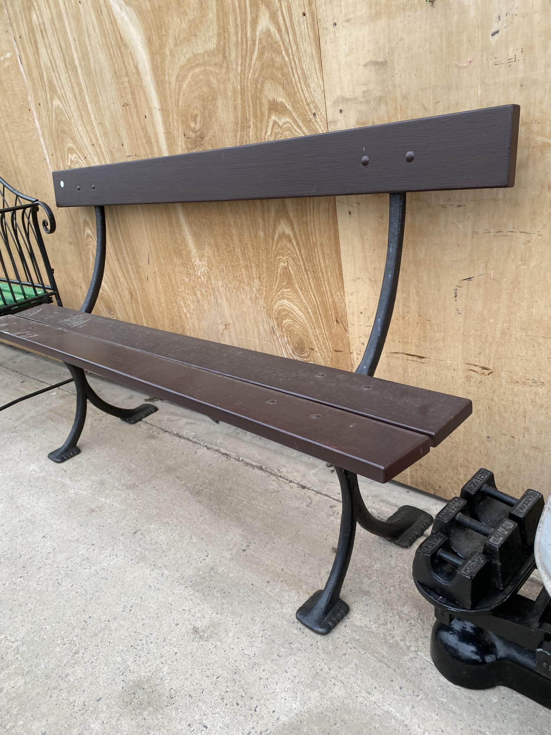 A WOODEN PLANK BENCH WITH CAST IRON LEG SUPPORTS - Bild 2 aus 3