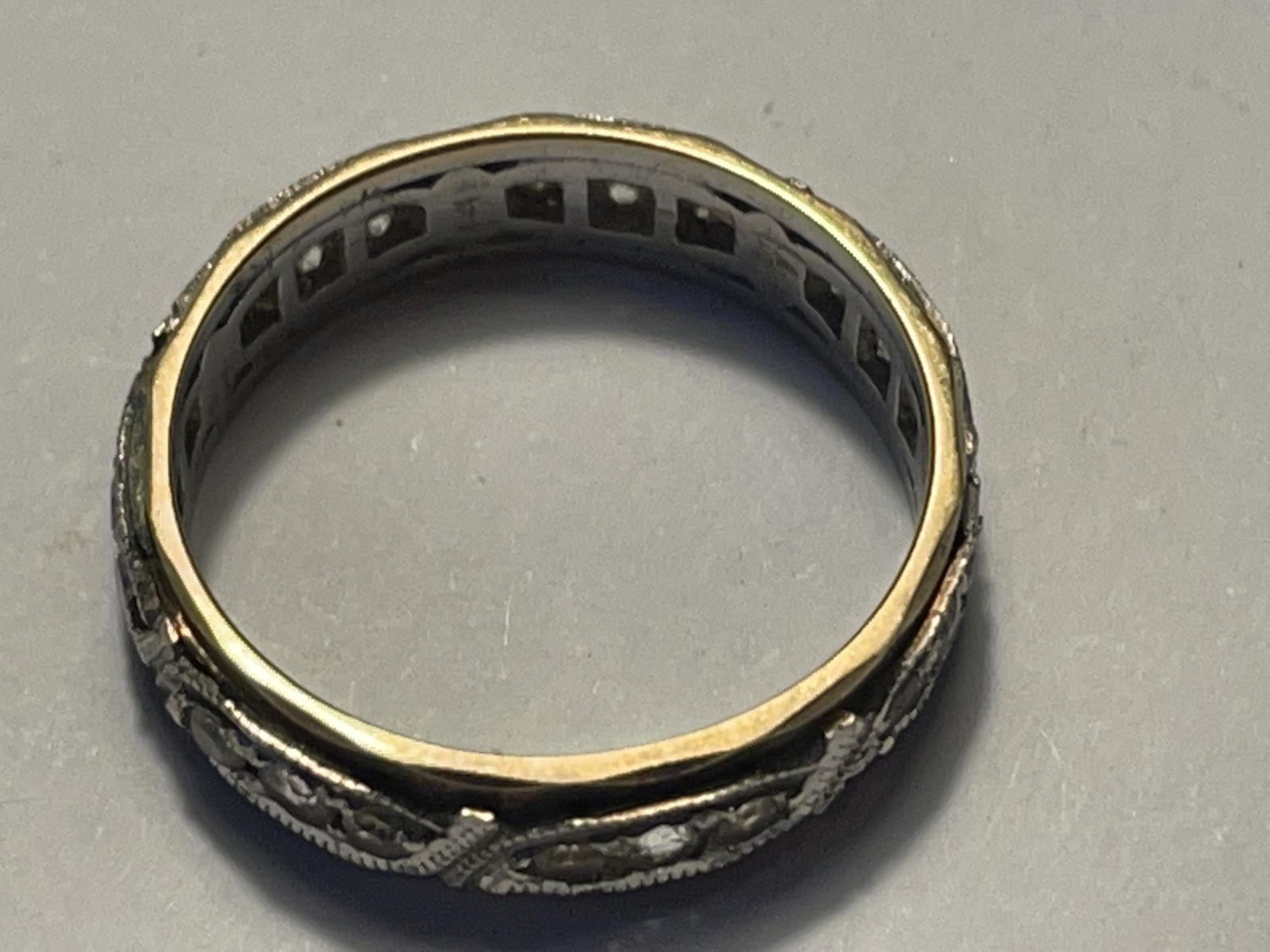 A 9 CARAT GOLD ETERNITY RING WITH CLEAR STONES SIZE L/M GROSS WEIGHT 2.96 GRAMS - Image 3 of 4