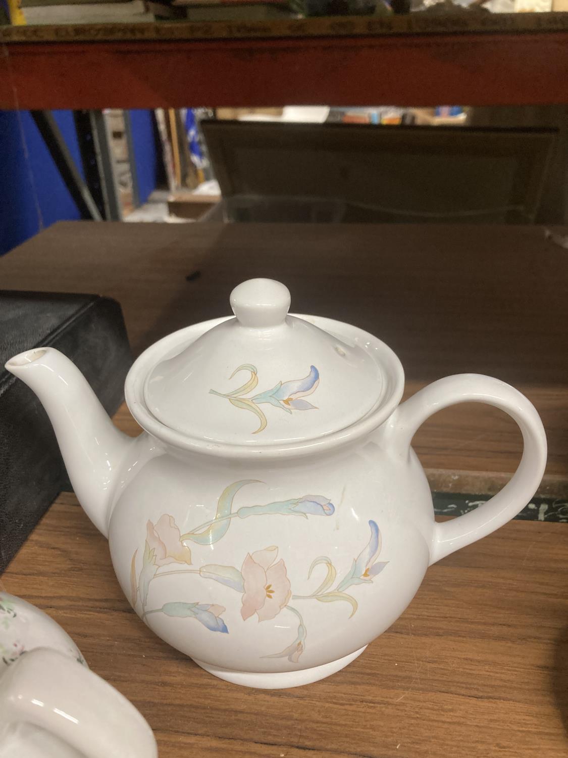 A COLLECTION OF TEAPOTS TO INCLUDE PARAGON, GIBSONS CHINA, TEAPOTS FOR ONE, ETC - Image 6 of 6