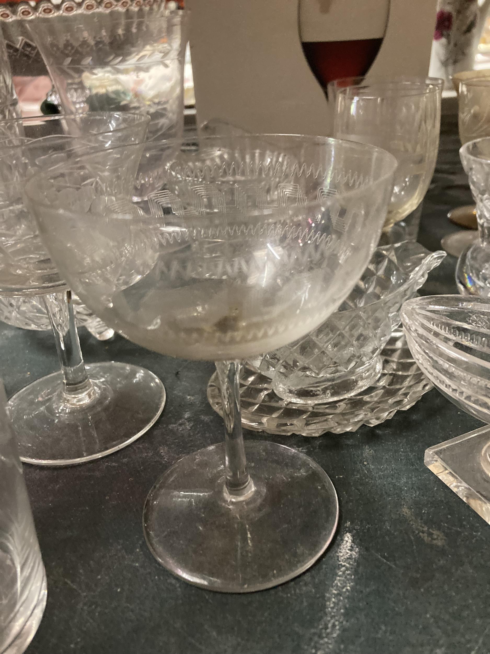 A COLLECTION OF GLASSWARE AND GLASSES TO INCLUDE A CAKE STAND, VASES, JUGS, ETC PLUS BOXED WINE - Bild 3 aus 3