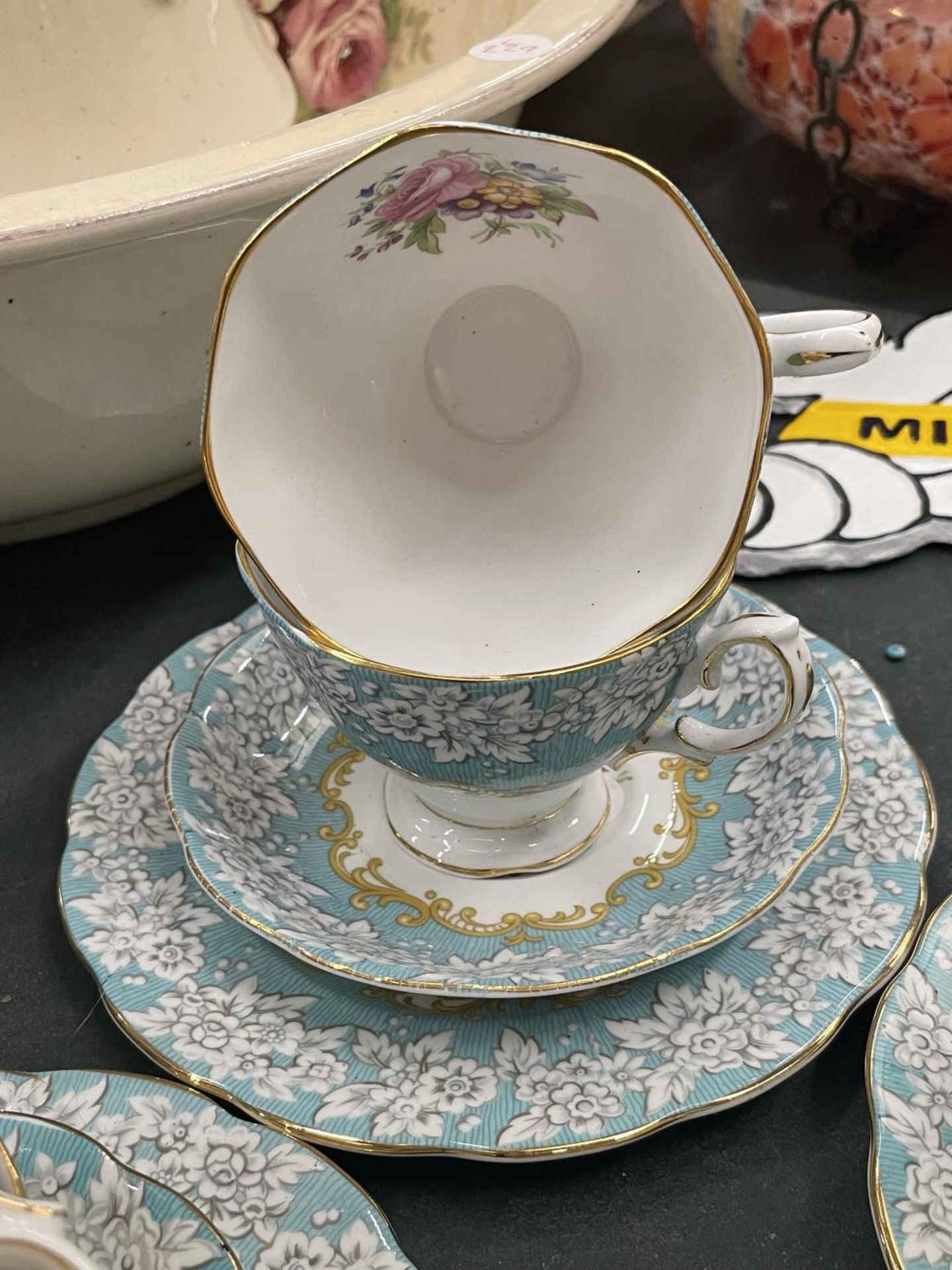 A QUANTITY OF ROYAL ALBERT 'ENCHANTMENT' CUPS, SAUCERS AND SIDE PLATES - Image 6 of 7