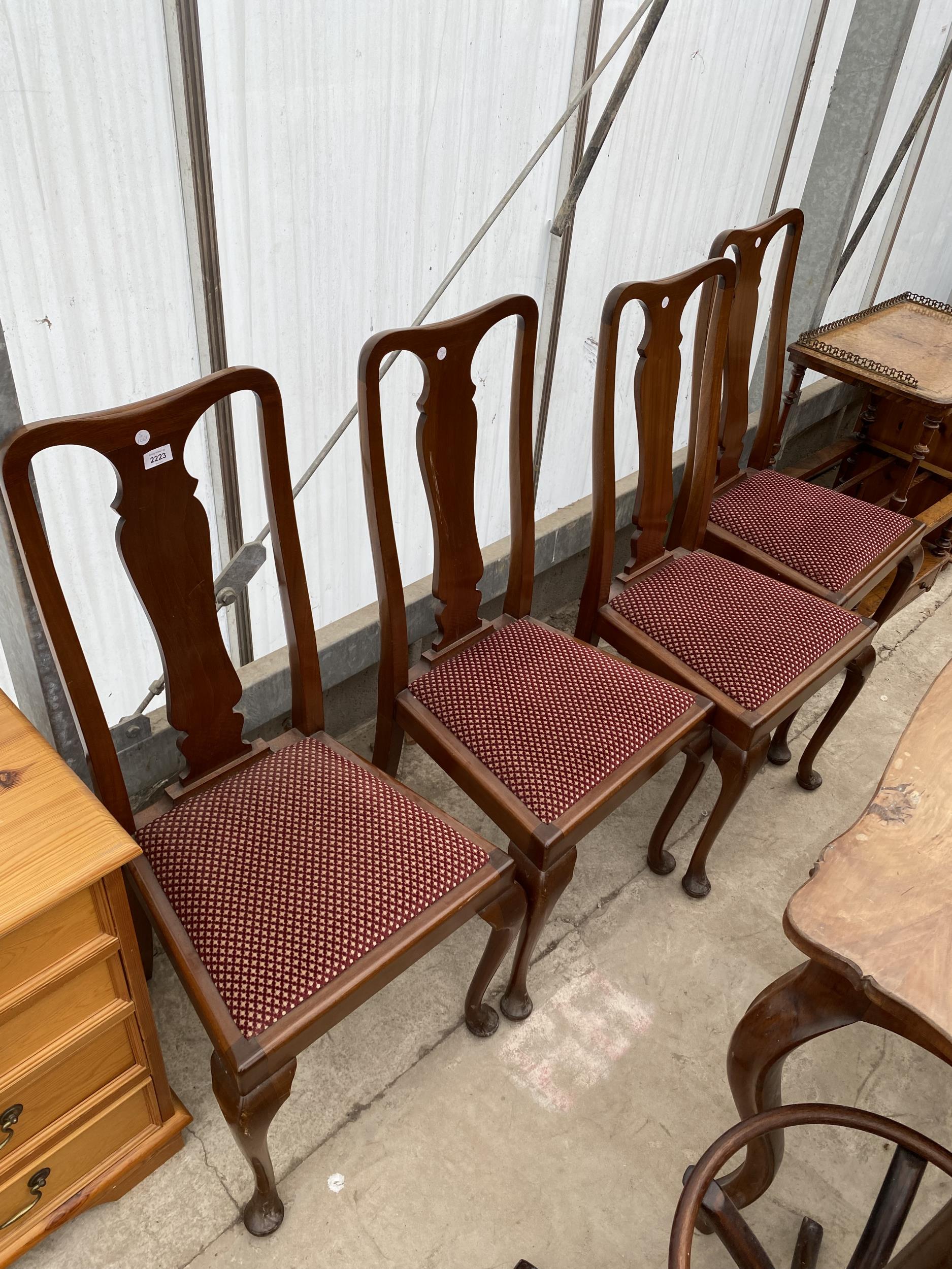 A SET OF FOUR MAHOGANY QUEEN ANNE STYLE DINING CHAIRS