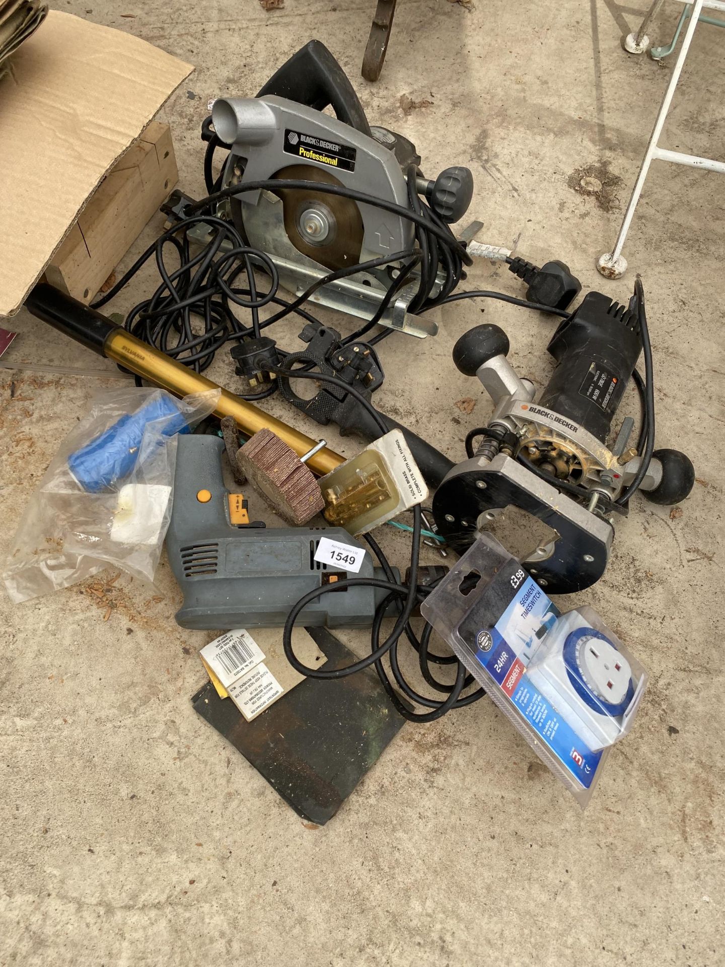 AN ASSORTMENT OF POWER TOOLS TO INCLUDE A CIRCULAR SAW, A BLACK AND DECKER ROUTER AND A DRILL ETC