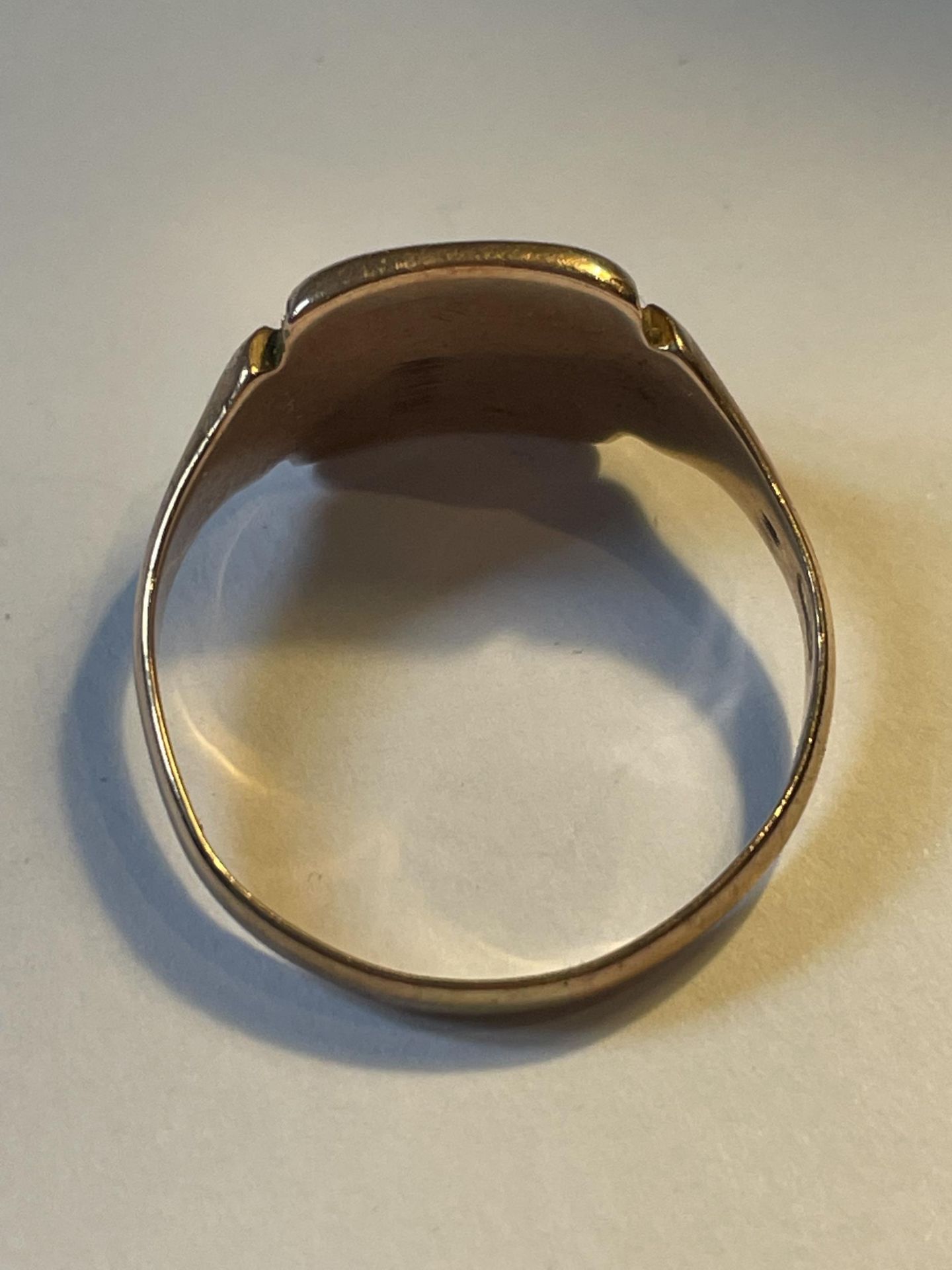 A 9 CARAT GOLD SIGNET RING MARKED 375 SIZE W GROSS WEIGHT 4.92 GRAMS - Image 3 of 3