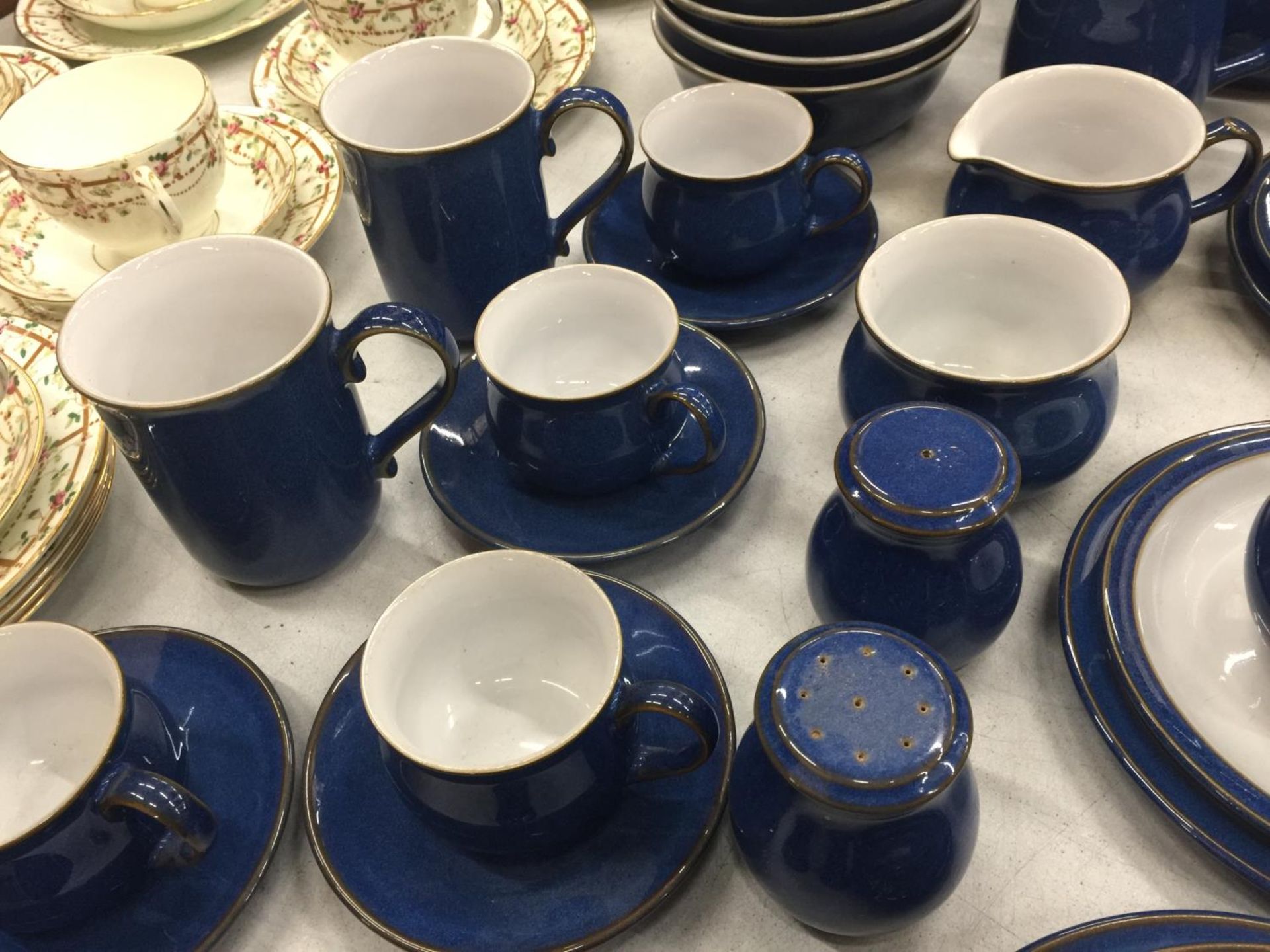 A DENBY DINNER SERVICE IN BLUE TO INCLUDE PLATES, BOWLS, TEAPOTS, SERVING TUREEN, MILK JUGS, SUGAR - Image 4 of 9