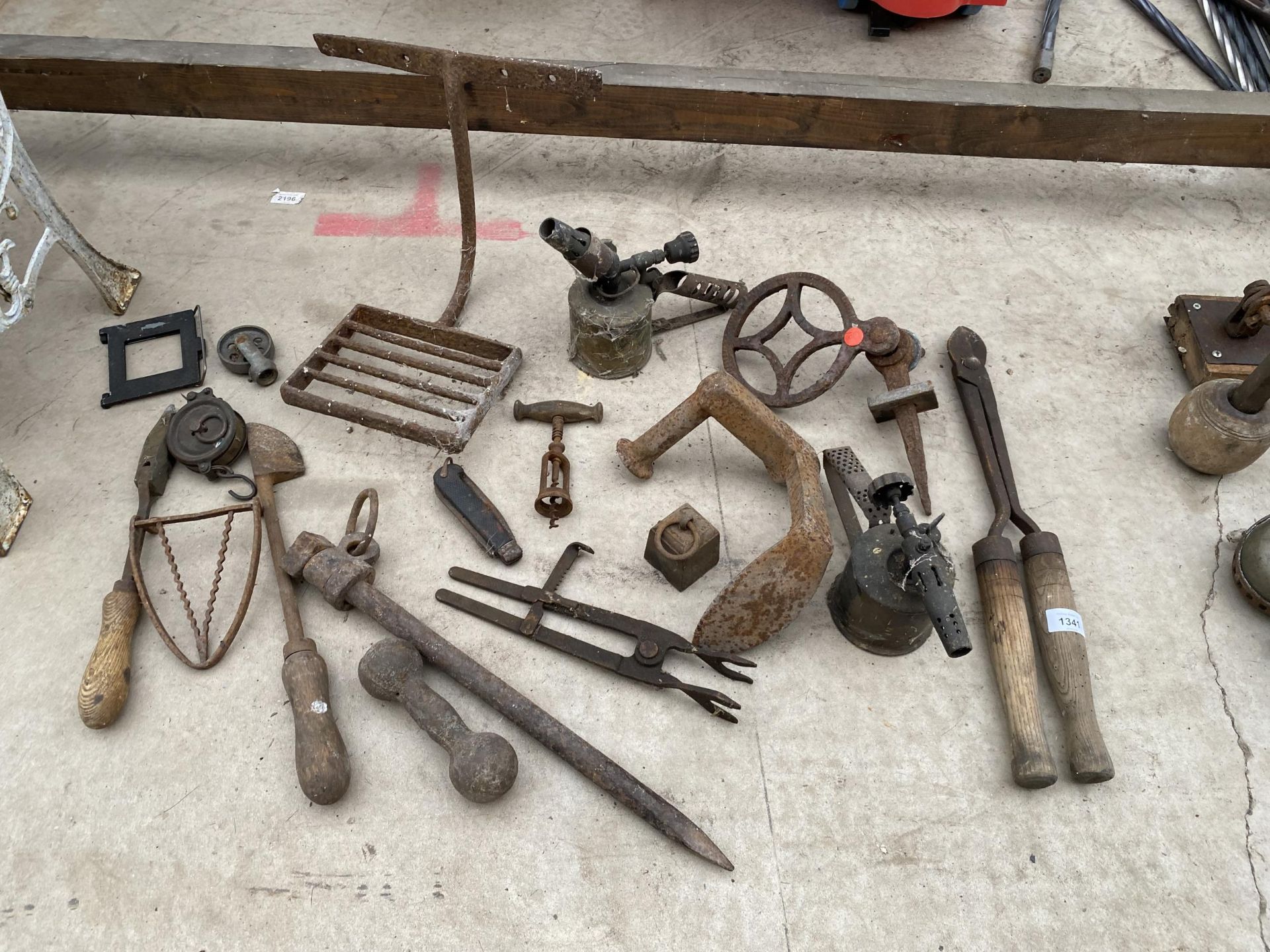 AN ASSORTMENT OF VINTAGE ITEMS TO INCLUDE A COBBLERS LAST, BLOW TORCHES AND TOOLS ETC