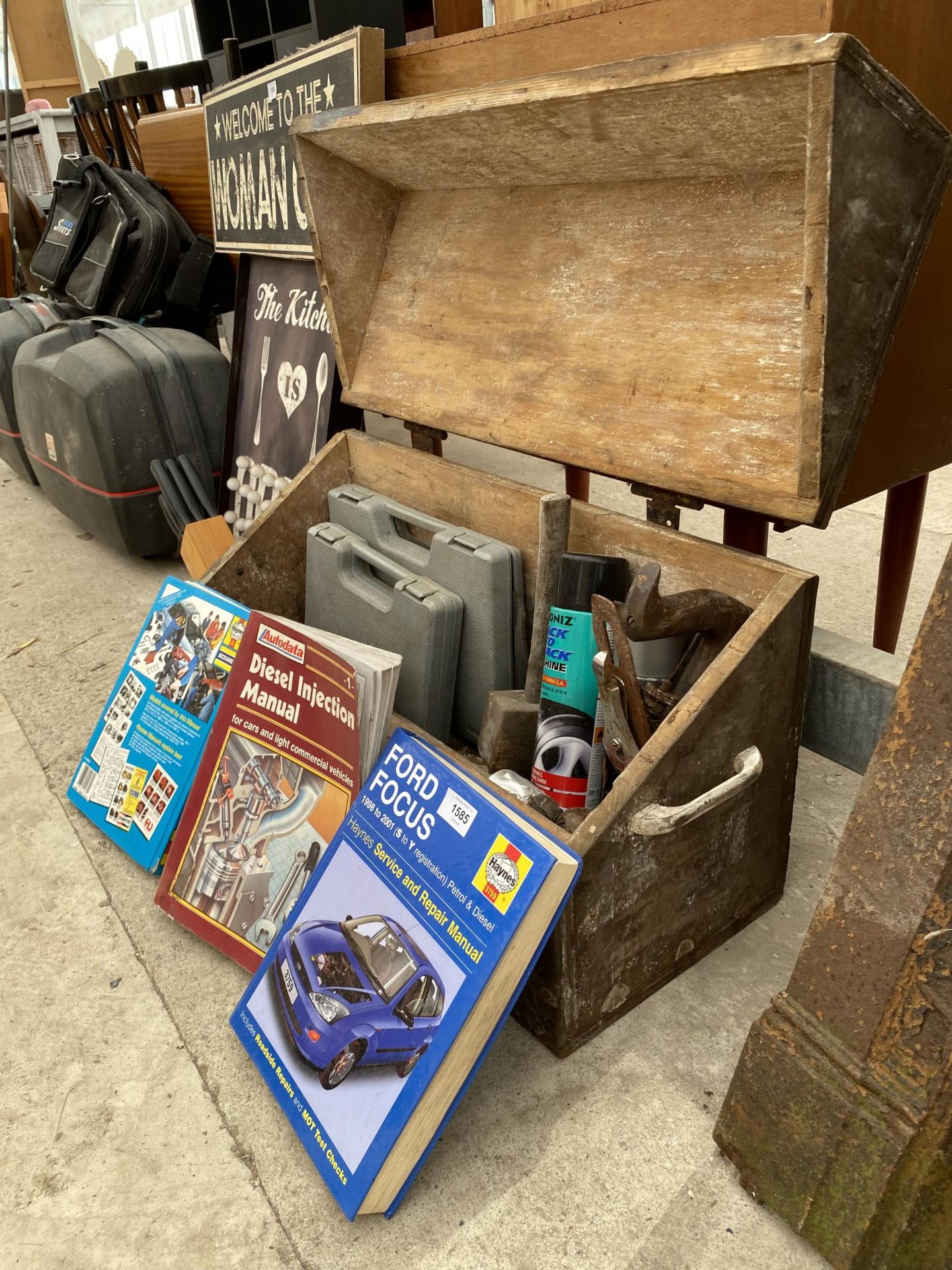 A VINTAGE WOODEN JOINERS CHEST WITH AN ASSORTMENT OF TOOLS TO INCLUDE A WOOD PLANE, MALLET AND - Image 2 of 5