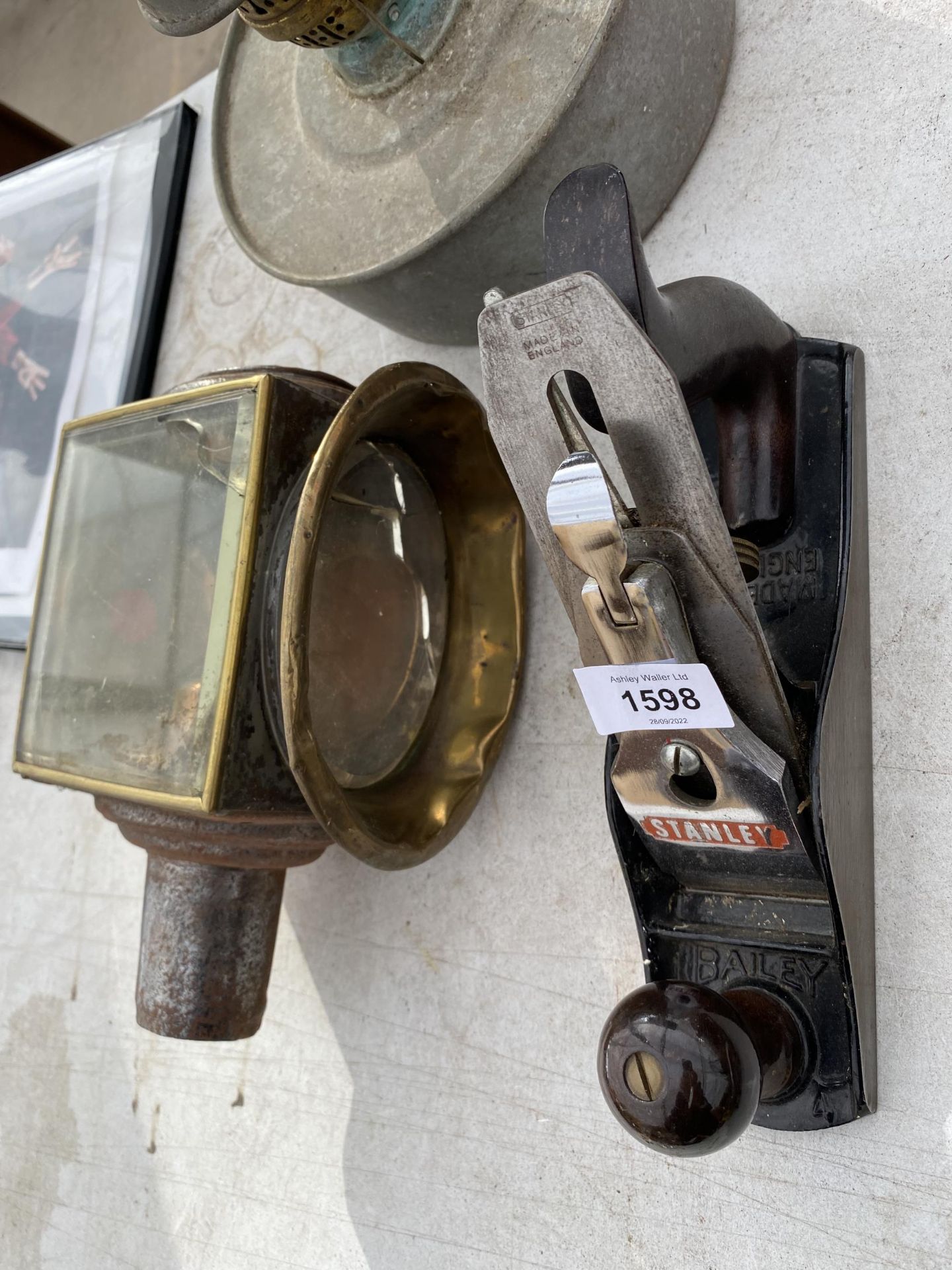 THREE VINTAGE ITEMS TO INCLUDE A STANLEY WOOD PLANE, A COACH LAMP AND A GREENHOUSE HEATER - Image 2 of 4