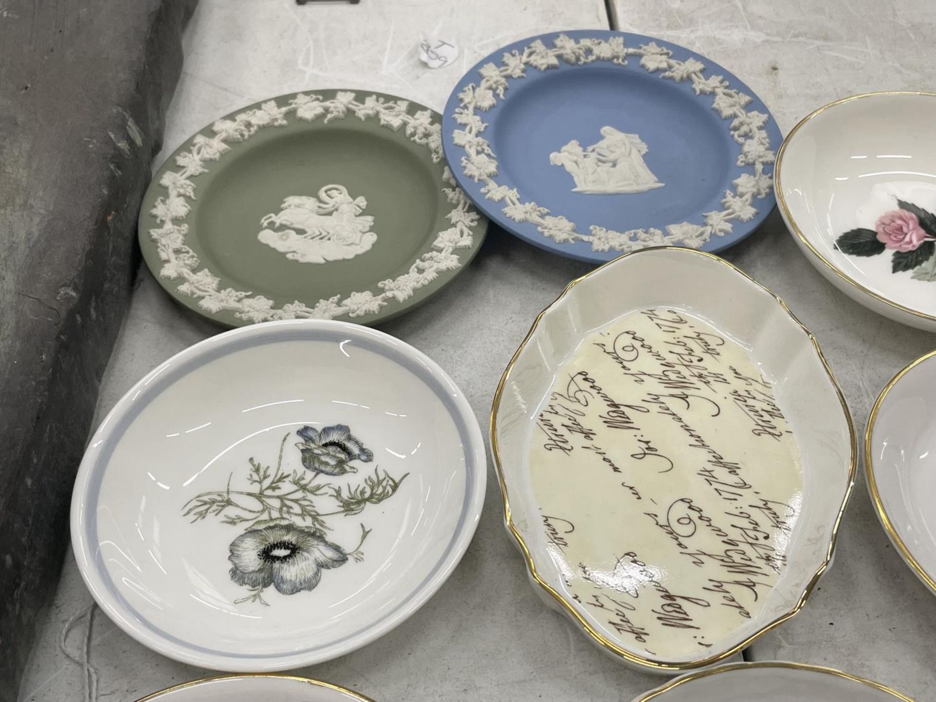 A QUANTITY OF TRINKET/PIN DISHES TO INCLUDE WEDGWOOD, COALPORT, AYNSLEY, ETC - Image 7 of 9