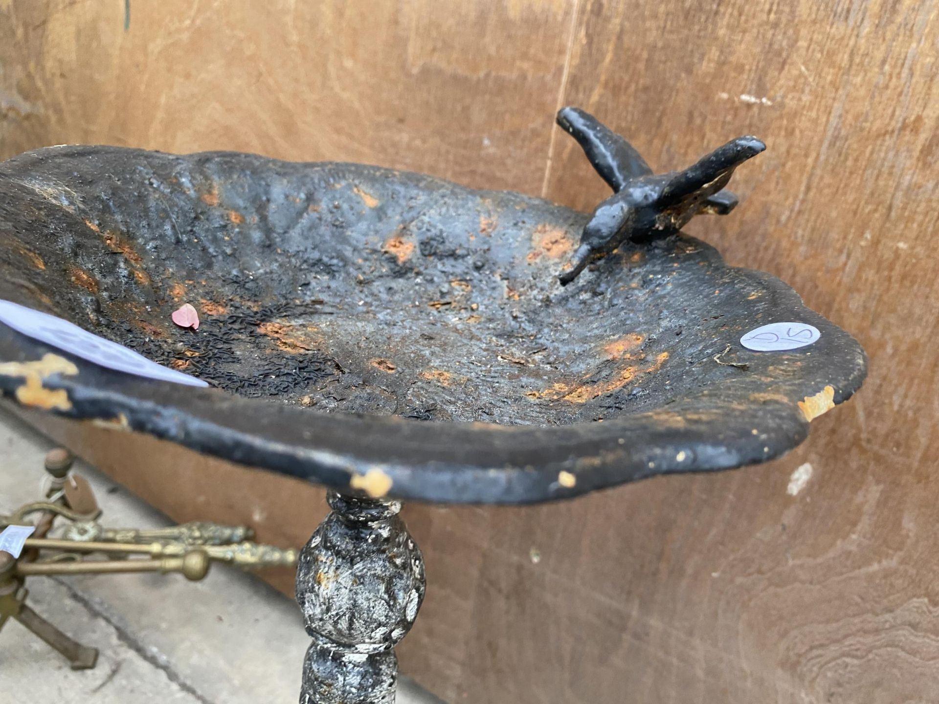 A SMALL CAST IRON BIRD TABLE WITH BIRD FIGURE (H:53CM) - Image 4 of 4