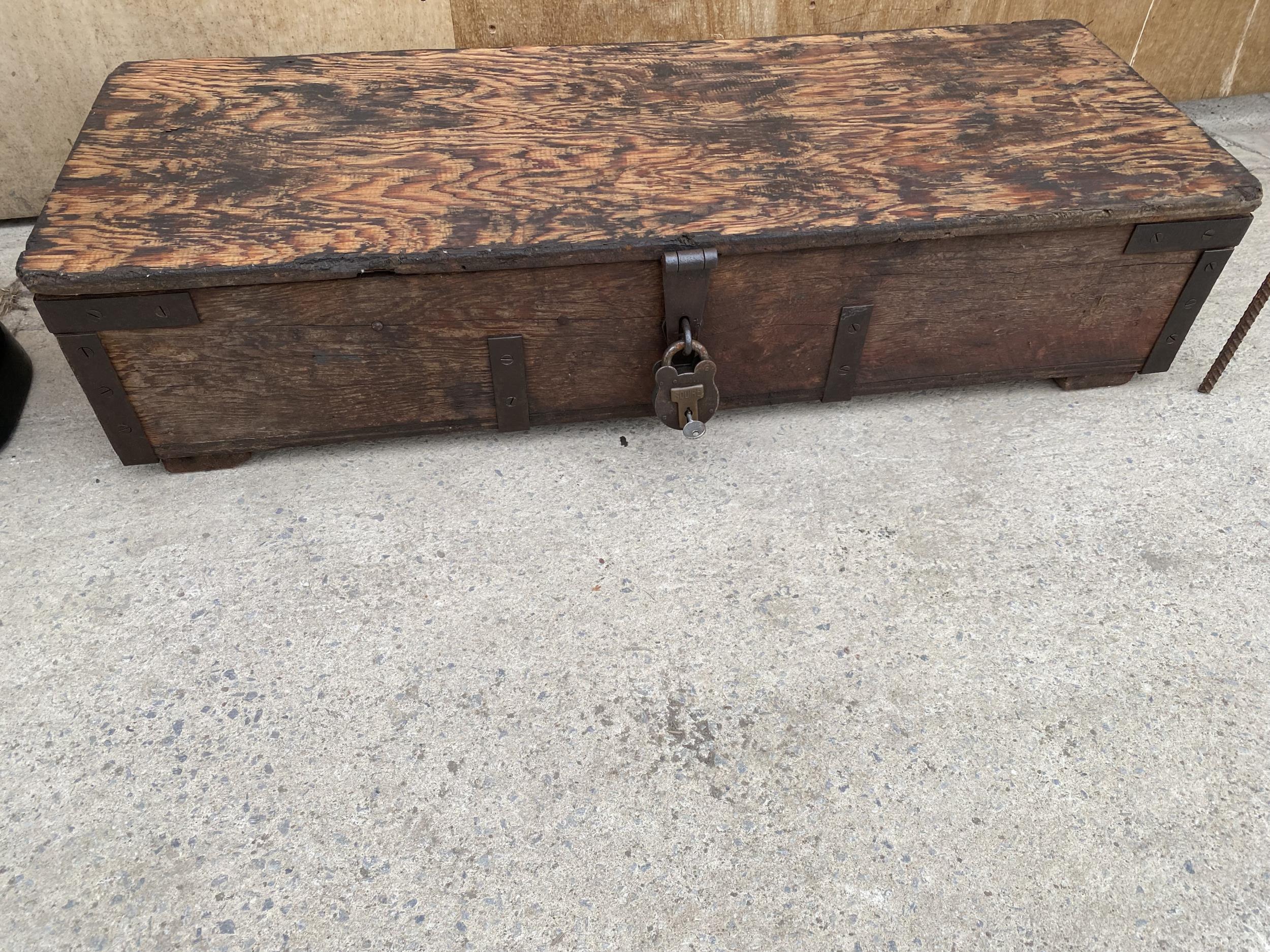 A VINTAGE WOODEN JOINERS CHEST WITH SECTIONAL STORAGE AND AN ASSORTMENT OF TOOLS TO INCLUDE - Bild 9 aus 12