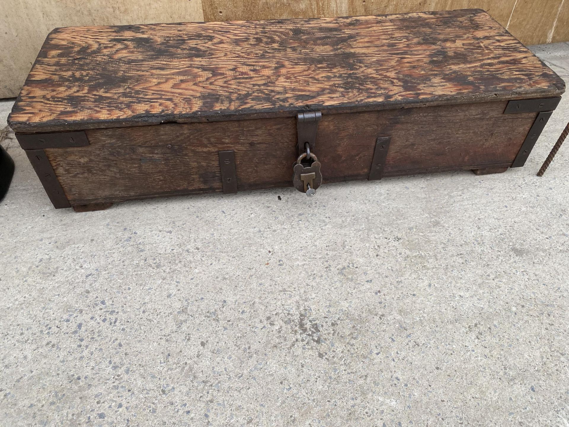 A VINTAGE WOODEN JOINERS CHEST WITH SECTIONAL STORAGE AND AN ASSORTMENT OF TOOLS TO INCLUDE - Image 9 of 12