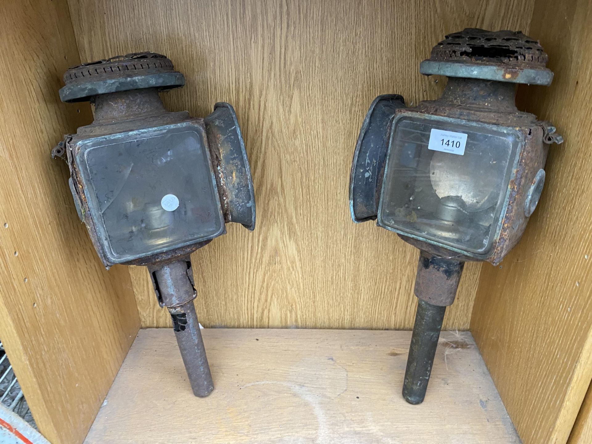 A PAIR OF VINTAGE PARAFIN COACH LAMPS