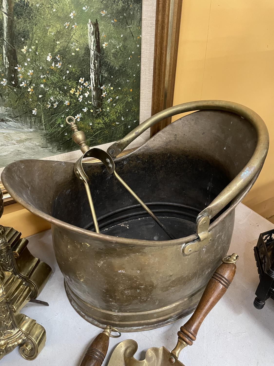 VARIOUS BRASS ITEMS TO INCLUDE A LARGE COAL BUCKET, UNUSUAL SHOVEL, BRUSH, TONGS AND FIRE DOGS - Image 4 of 5