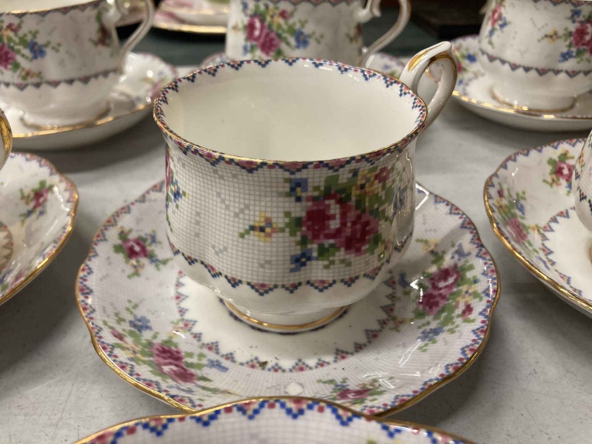 A QUANTITY OF CHINA CUPS, SAUCERS, ETC TO INCLUDE ROYAL ALBERT 'PETIT POINT' - Image 4 of 5